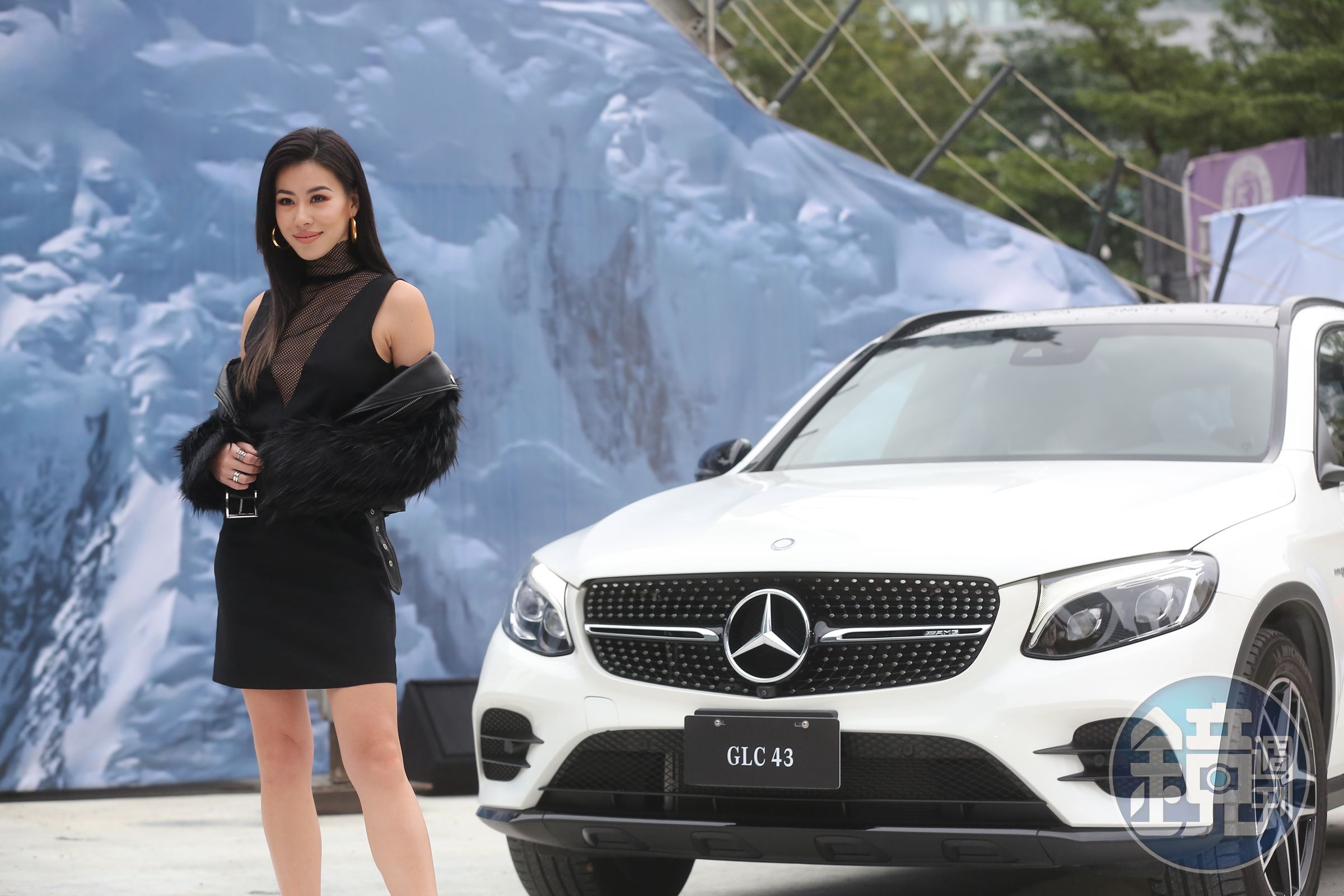 台北賓士特別邀請到歌手蔡詩蕓搭乘 G 350d designo manufaktur Edition 特仕版現身，並且穿越 Iron Schoeckl 鋼鐵之巔演示其越野能力。