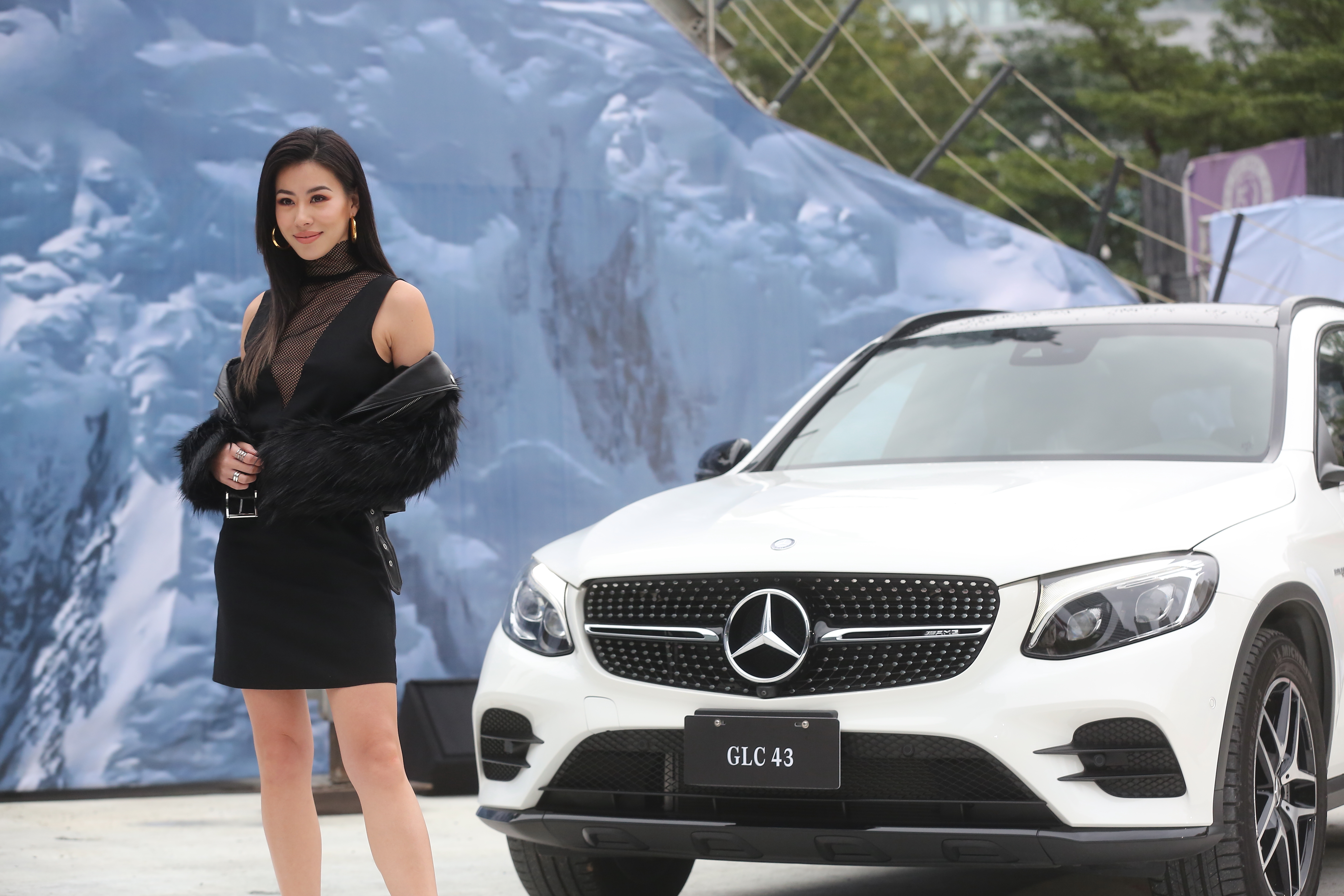 台北賓士特別邀請到歌手蔡詩蕓搭乘 G 350d designo manufaktur Edition 特仕版現身，並且穿越 Iron Schoeckl 鋼鐵之巔演示其越野能力。