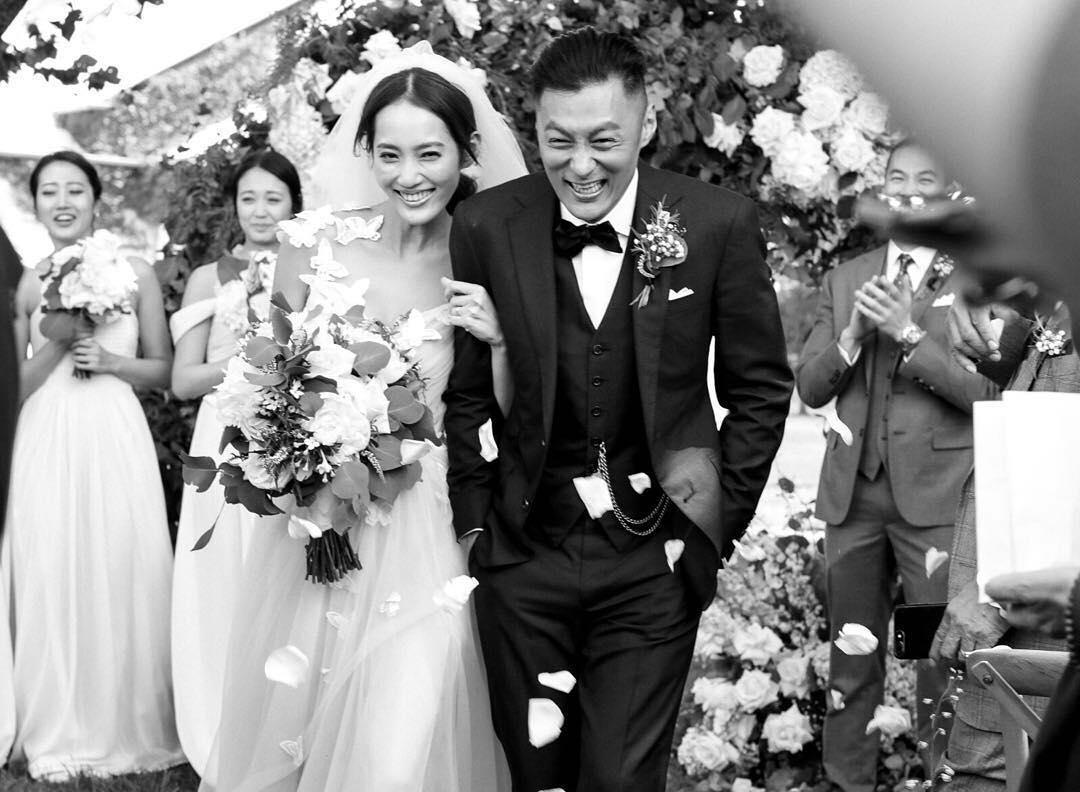 余文樂在IG貼出黑白結婚照,公開了自己已升格成人夫的喜訊。(翻攝自余文樂IG)
