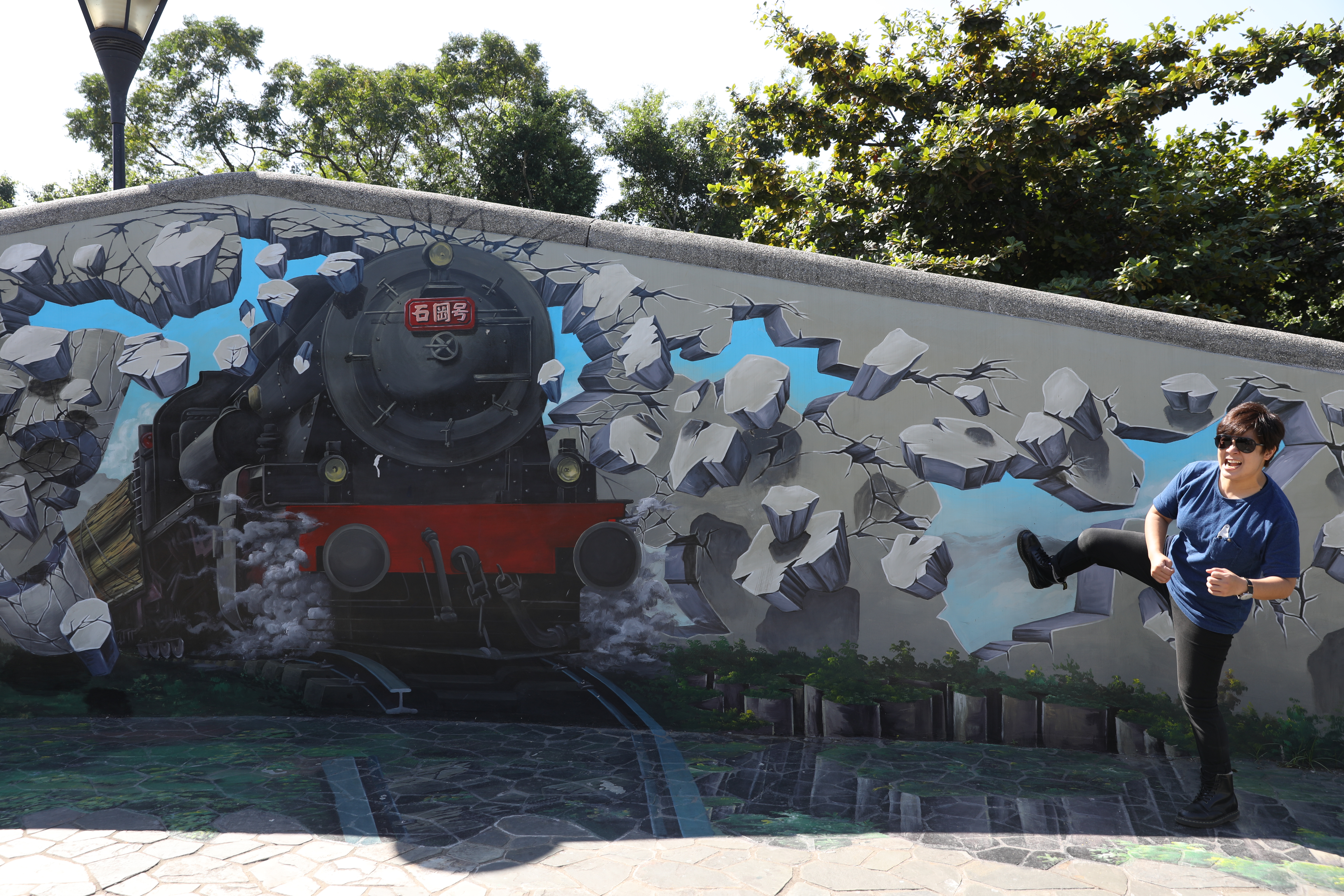 整個彩繪村的作品，都是畫家曾進成為在地打造的特殊畫作。這幅是「火車破牆而出」。