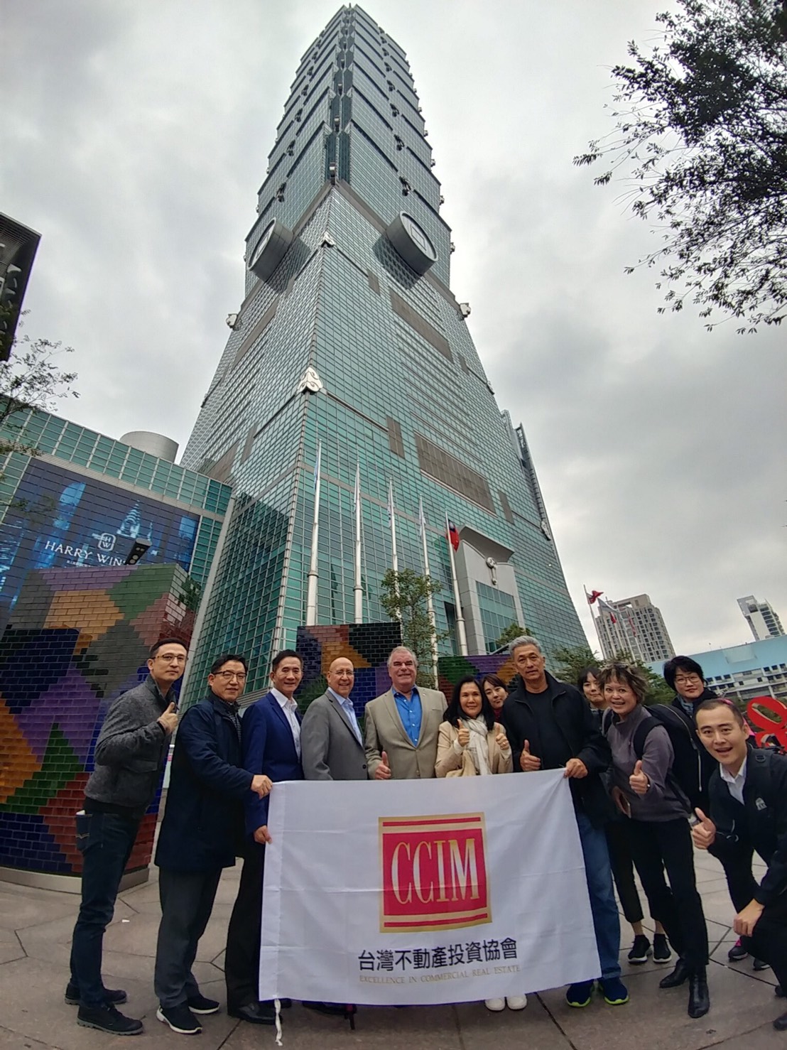 CCIM台灣不動產投資協會由理事長黃鵬䛥（左3）領軍，迎接CCIM海外貴賓，包括來自美國的CCIM International chair Adrian A Arriaga 及 Korea CCIM President Yong-Nam Kim 團隊。（台灣CCIM提供）。