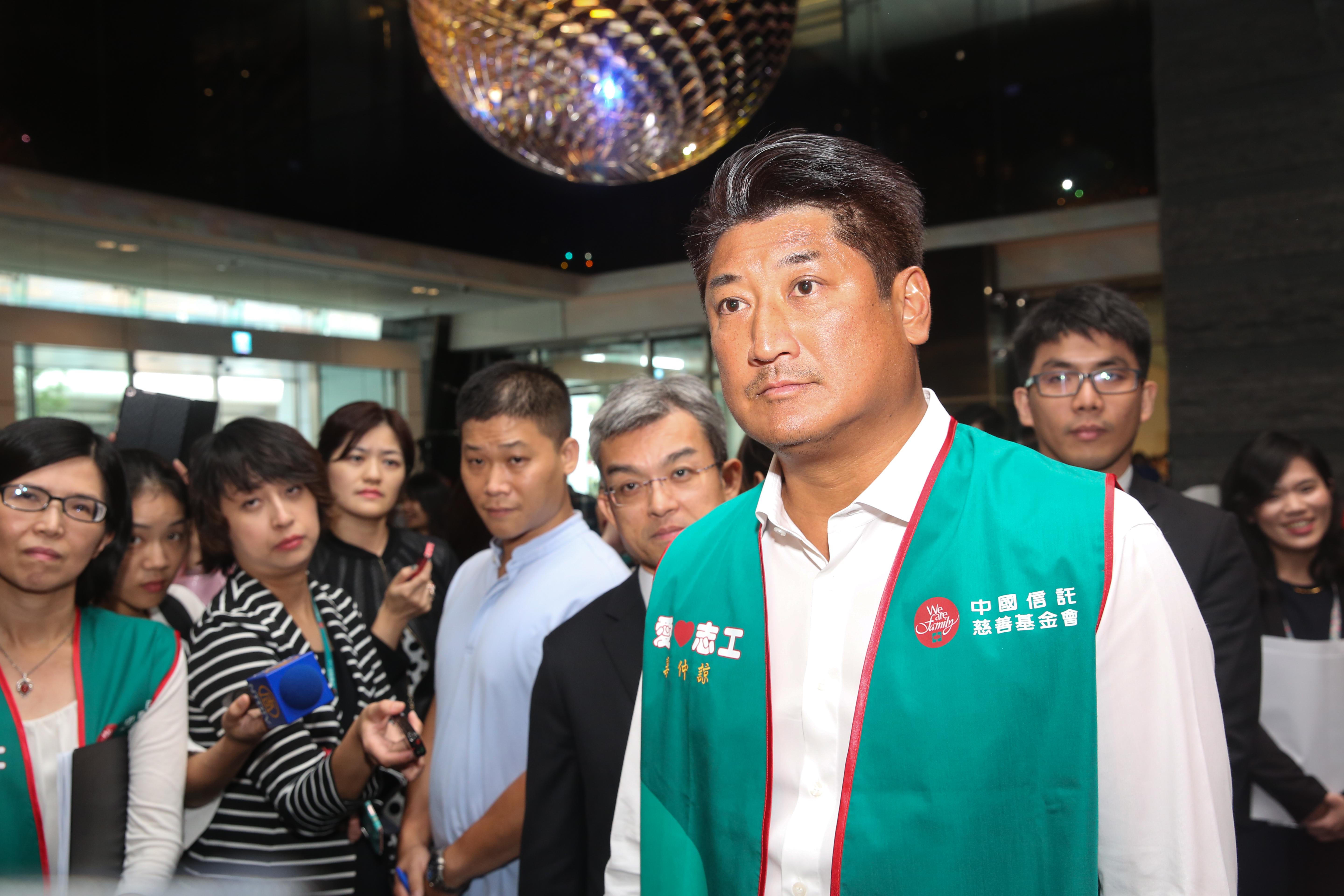 充滿歡樂的慈善耶誕點燈儀式，原本預計出席的中信慈善基金會董事長辜仲諒卻人不在現場。（資料照）