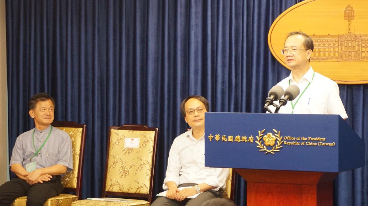 司法院長許宗力（右）在總統特任高院院長石木欽接任公懲會後，已安排好後續人事連動人選。