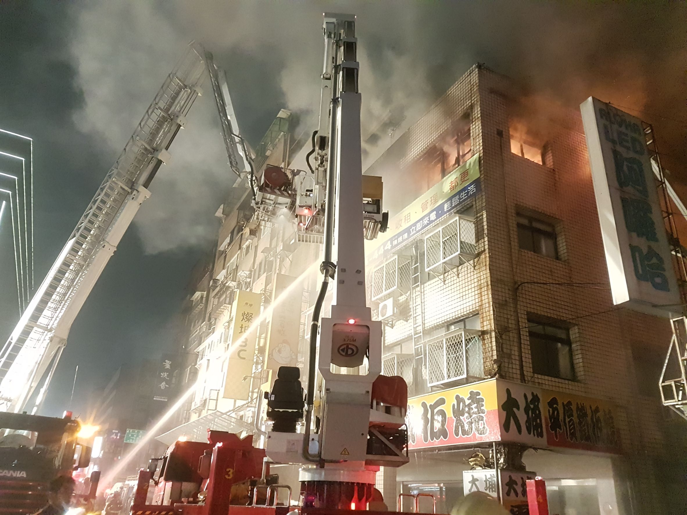 北市八德路四段一處公寓發生大火，疑又是違建出租房惹禍。