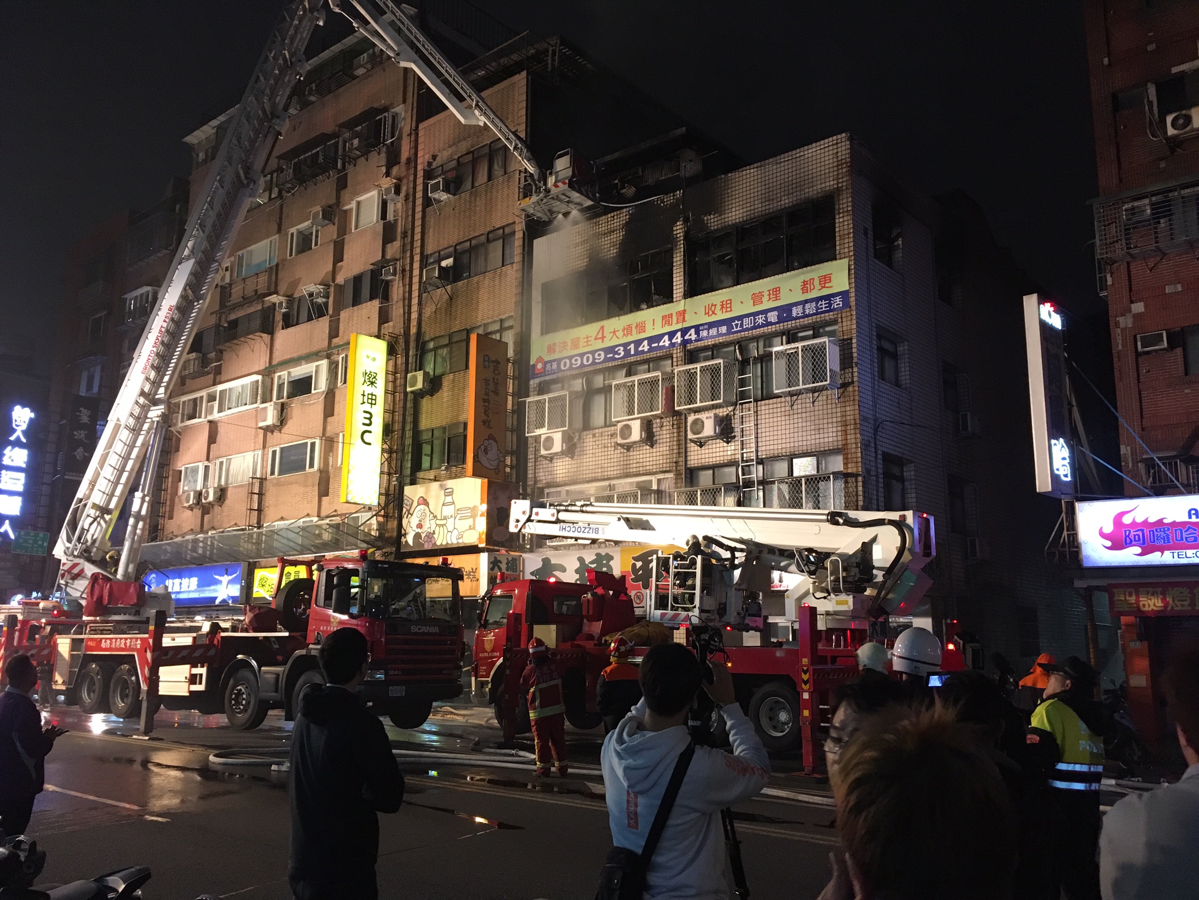 大火從4樓分租雅房開始蔓延，警消在1小時內將火勢撲滅。