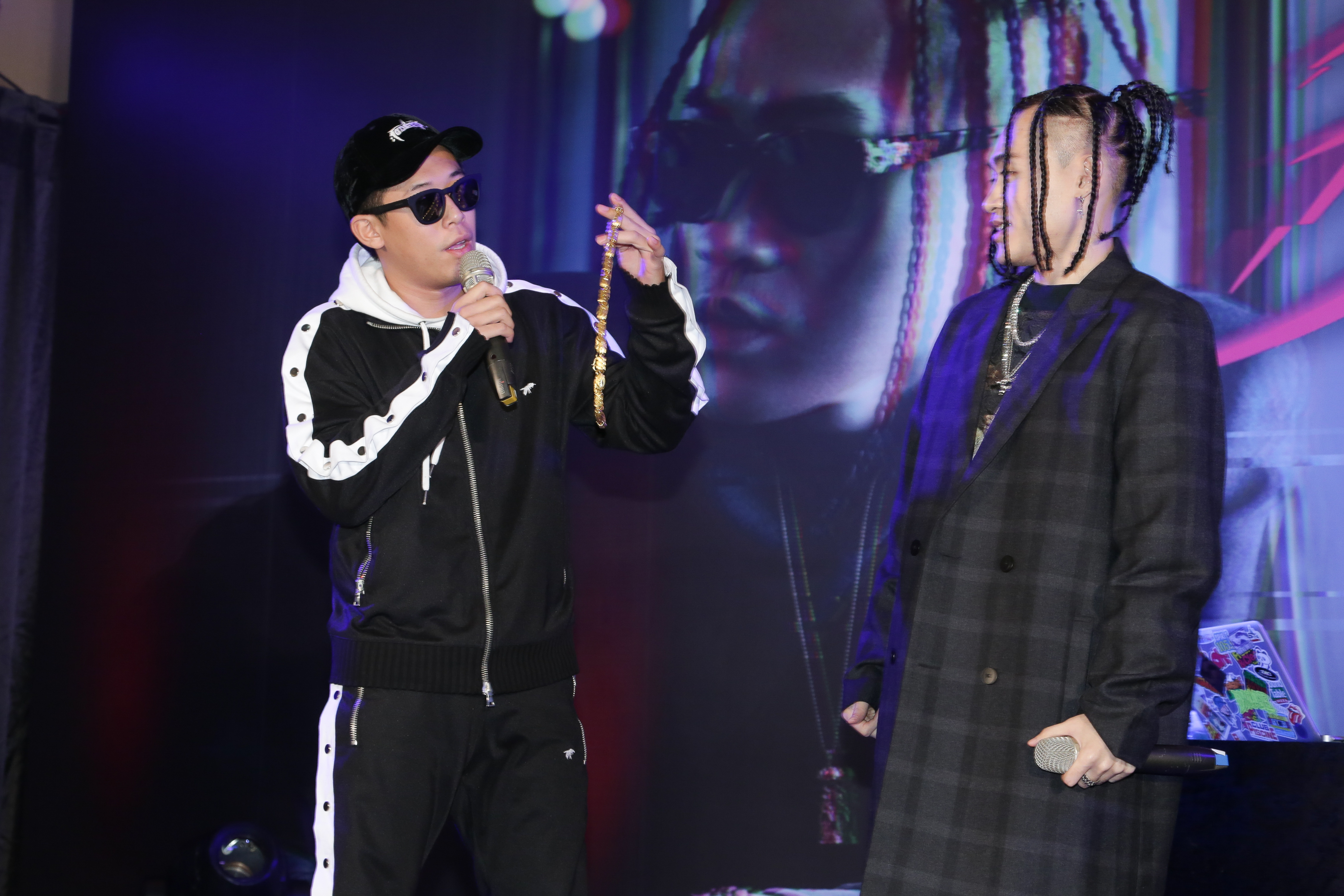 玖壹壹的健志送上金項鍊祝賀，特別叮嚀BCW「不要亂丟」。