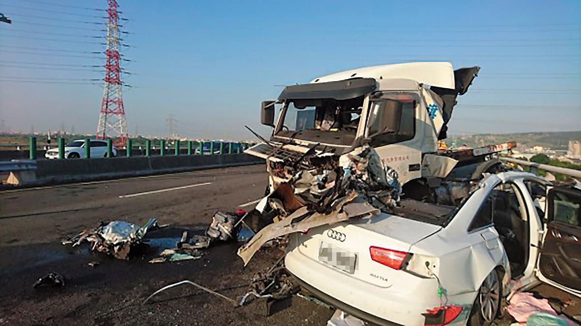 拖板車爆胎失控撞上林世韋開的奧迪跑車，跑車全毀外，更奪走3條人命。（翻攝畫面）