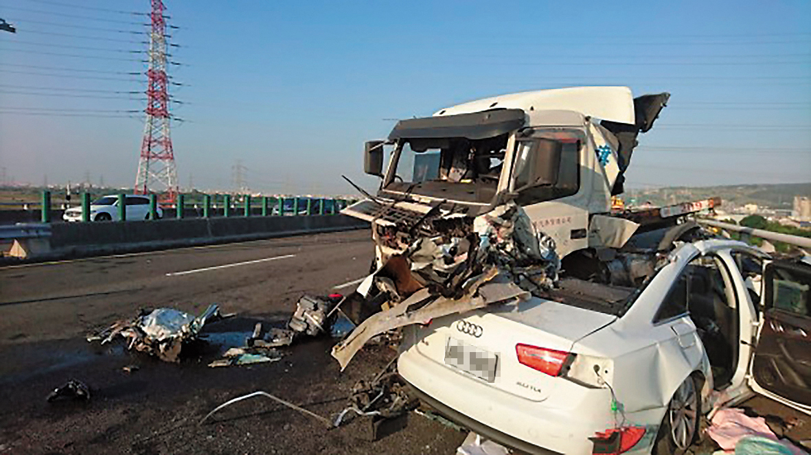 拖板車爆胎失控撞上林世韋開的奧迪跑車，跑車全毀外，更奪走3條人命。（翻攝畫面）