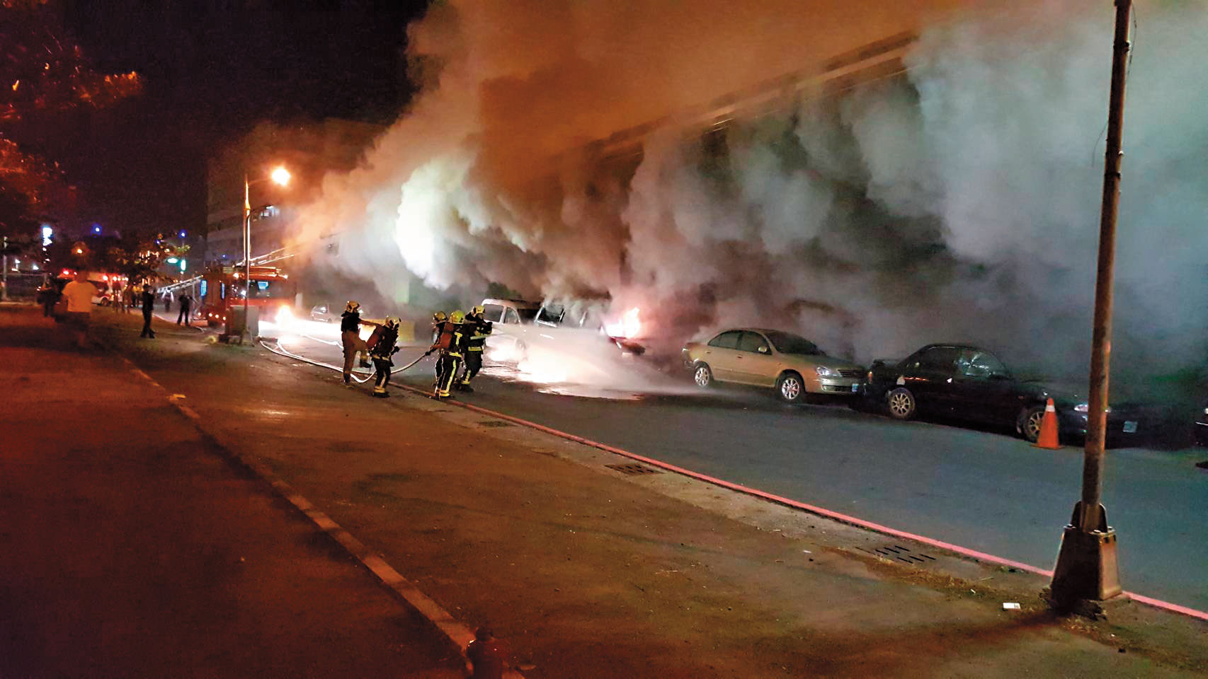 11月28日凌晨，高雄九如路橋下一輛廂型車陷入火海，米店莊老闆全身燒燙傷，被員警救出時，身上還有火。