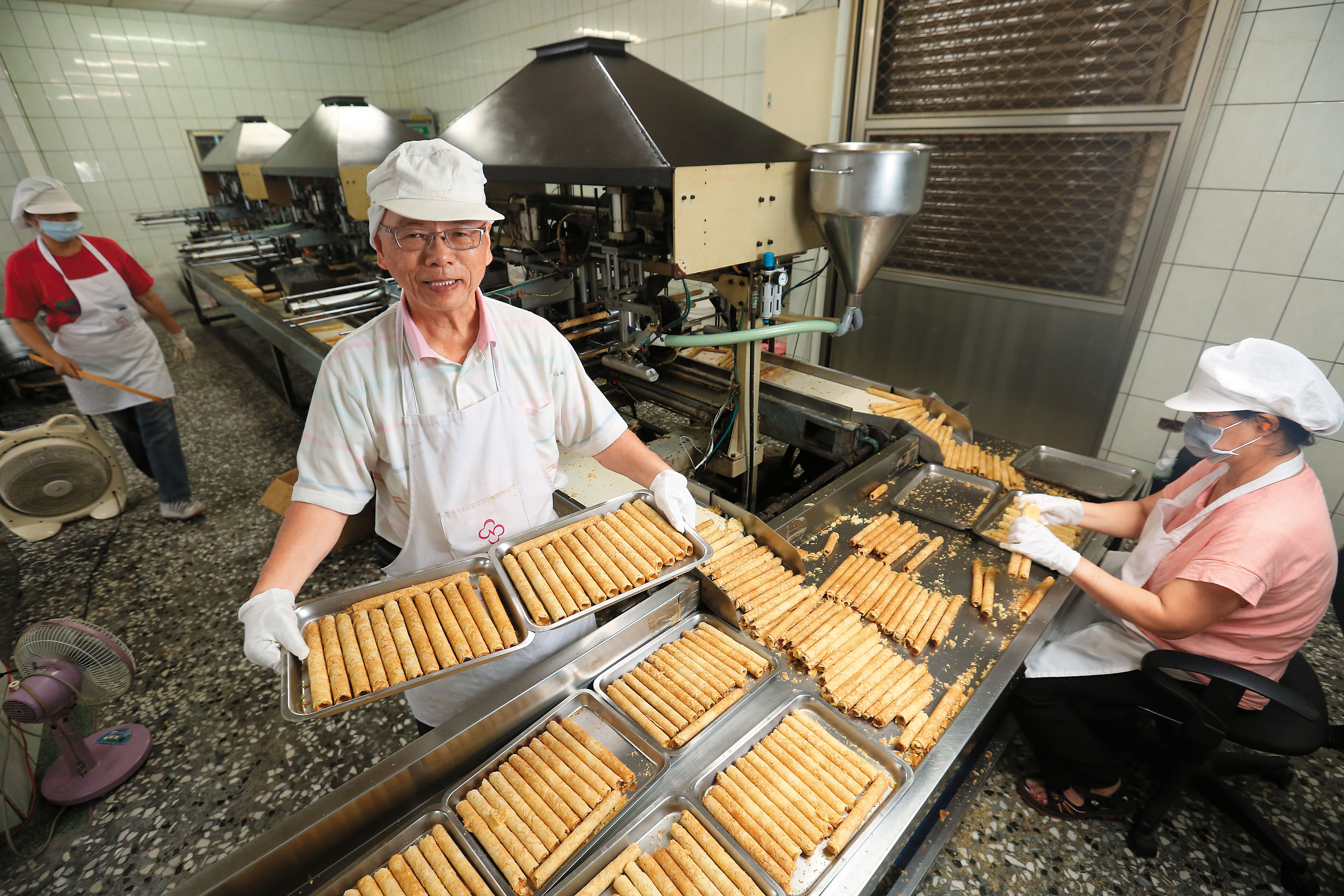 曾華誠是福義軒創辦人曾糧次子，在家族工作20多年後，為了兒子生計，自創品牌丹鳳蛋捲。