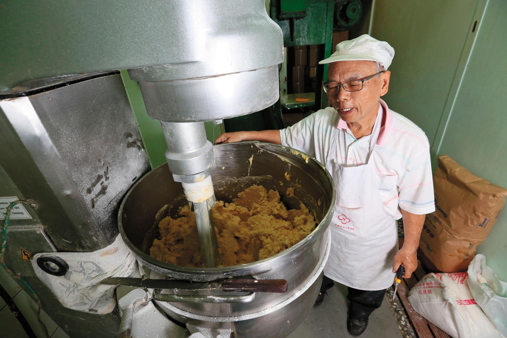 在福義軒工作時,曾華誠負責調製蛋捲原料,如今丹鳳的蛋捲原料,也由他操刀。