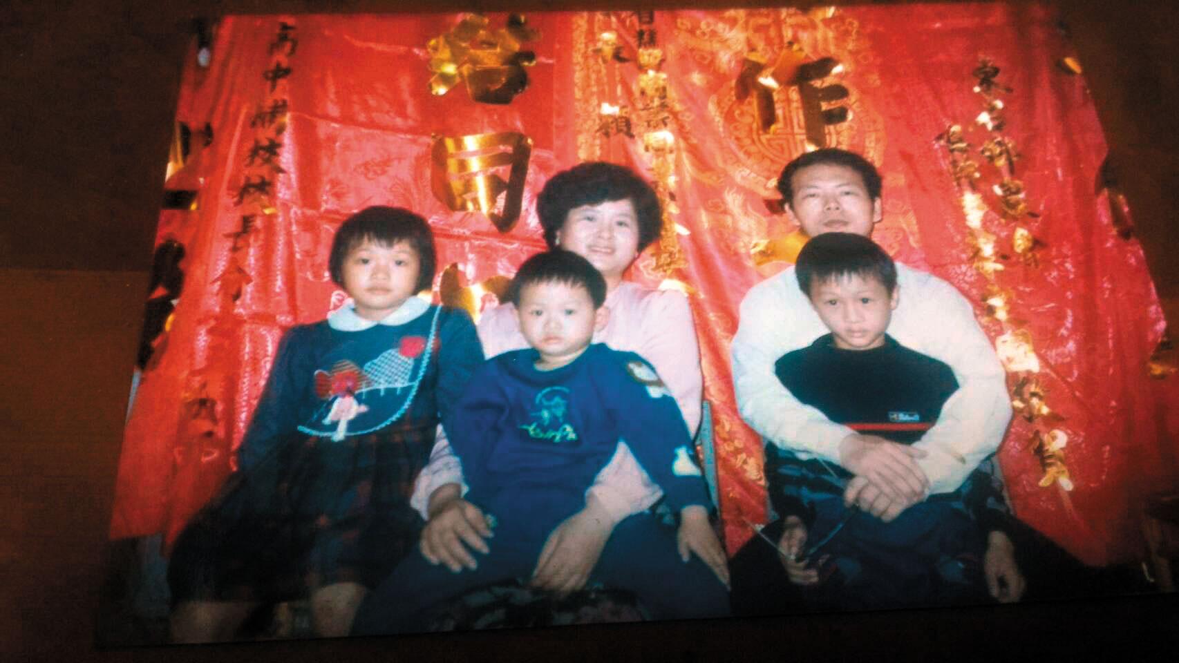 曾華誠(後右)、吳月玲(後左)育有3子,一家人曾一度北上開沙拉醬工廠。(曾華誠提供)