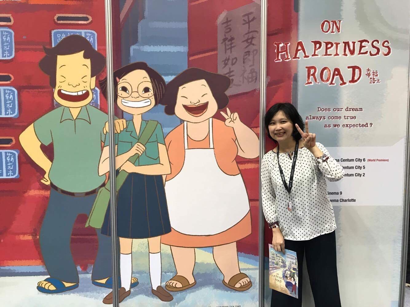 宋欣穎出席韓國釜山影展與作品海報合影。(傳影互動提供)