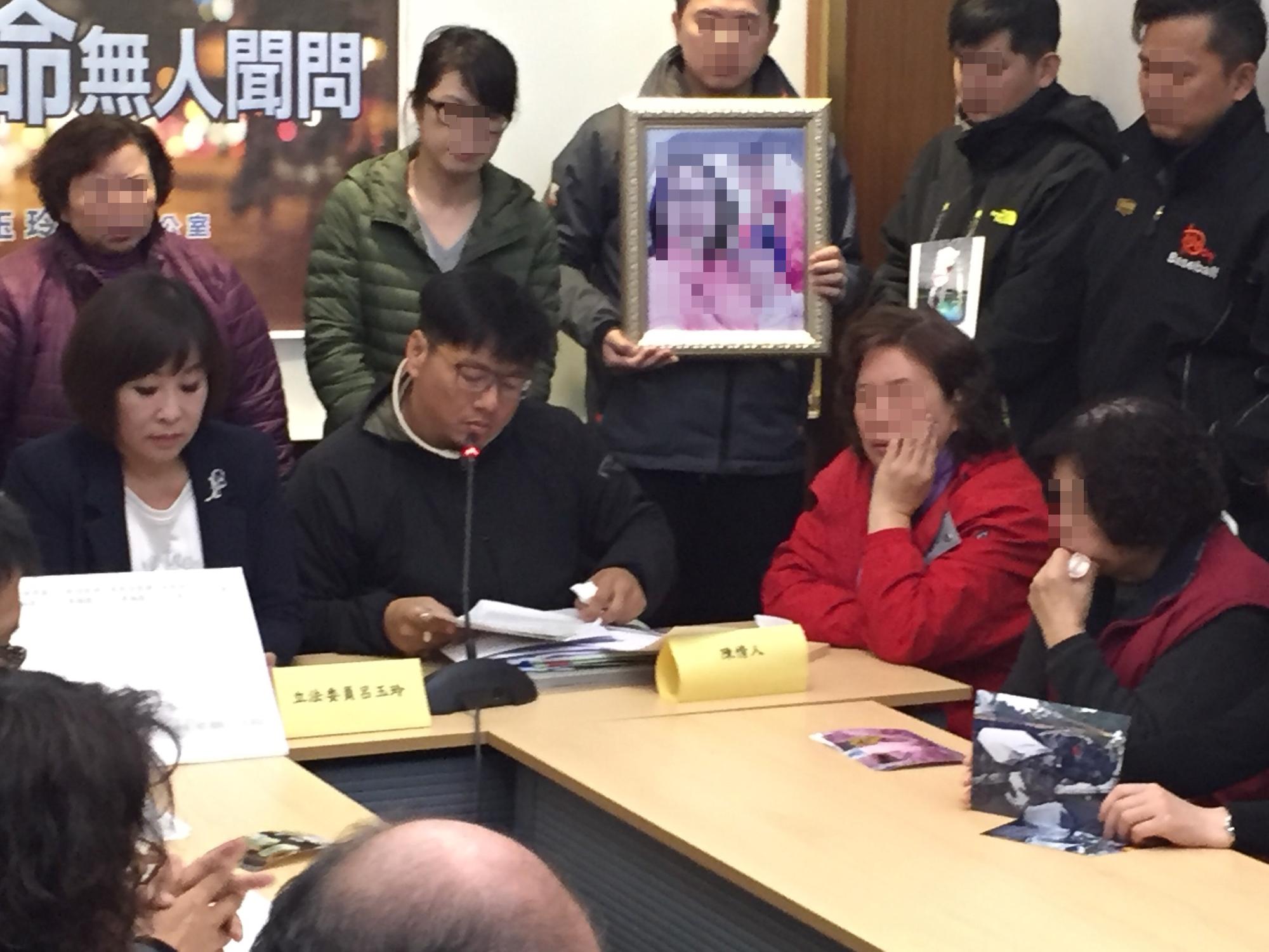 立委呂玉玲(前排左一)今日召開記者會,家屬情緒激動,淚灑現場。