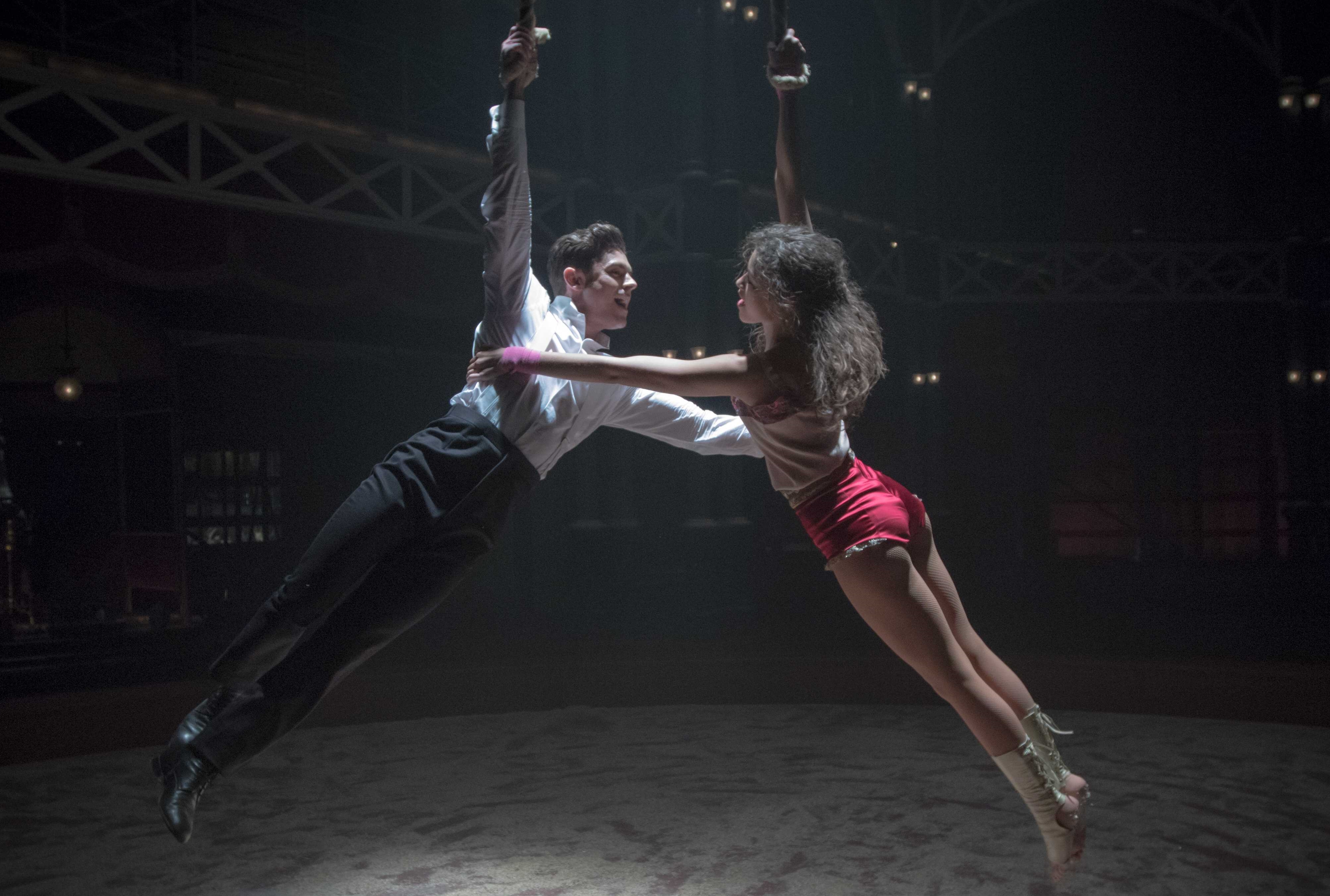 在《大娛樂家》中，柴克艾弗隆還與女星千黛亞有場高難度的空中特技，兩人都積極投入特訓，光彩排就排練了數百次。（福斯提供）