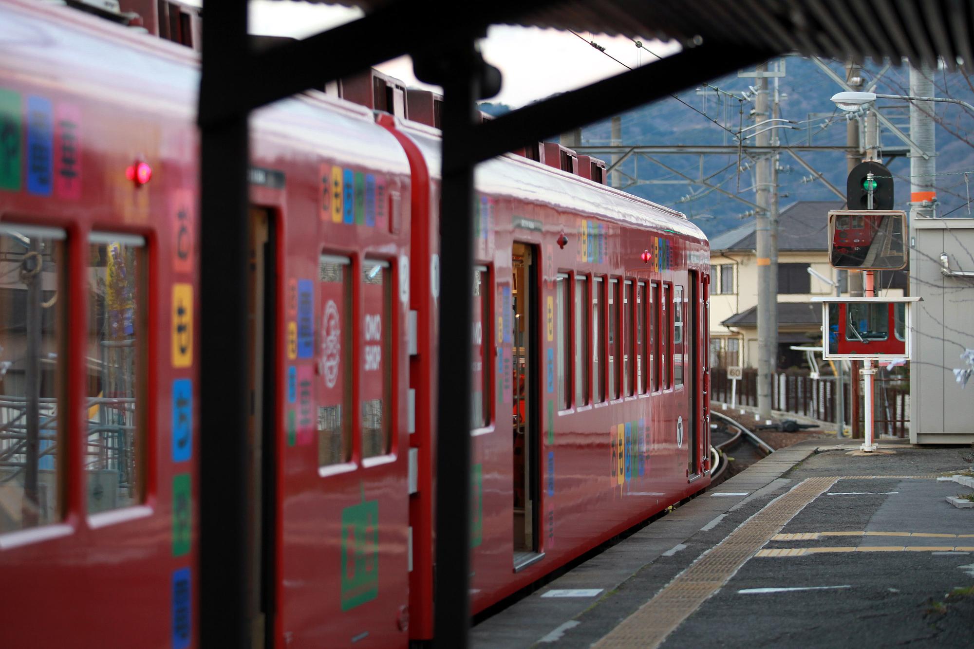 為了早發車20秒而道歉,這種事只有日本才會發生。圖為日本和歌山電鐵貴誌川線的紅色彩繪電車。(東方IC)