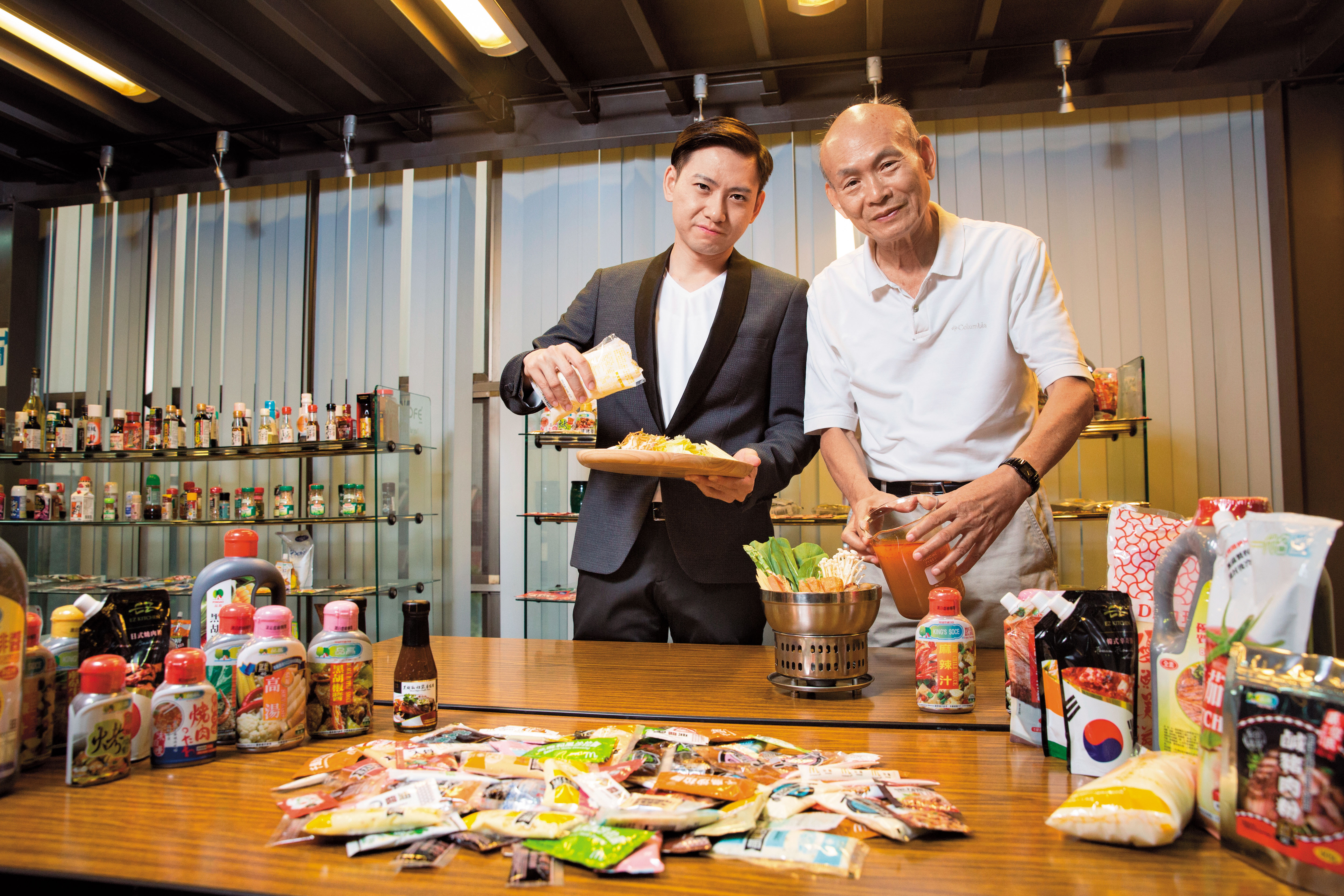 品高從食品包裝機起家，吳登良（右）與兒子吳宥澄（左）將醬料市占率做到全台最高，不只幫統一超商等品牌代工，自有品牌也占總體營收一半。