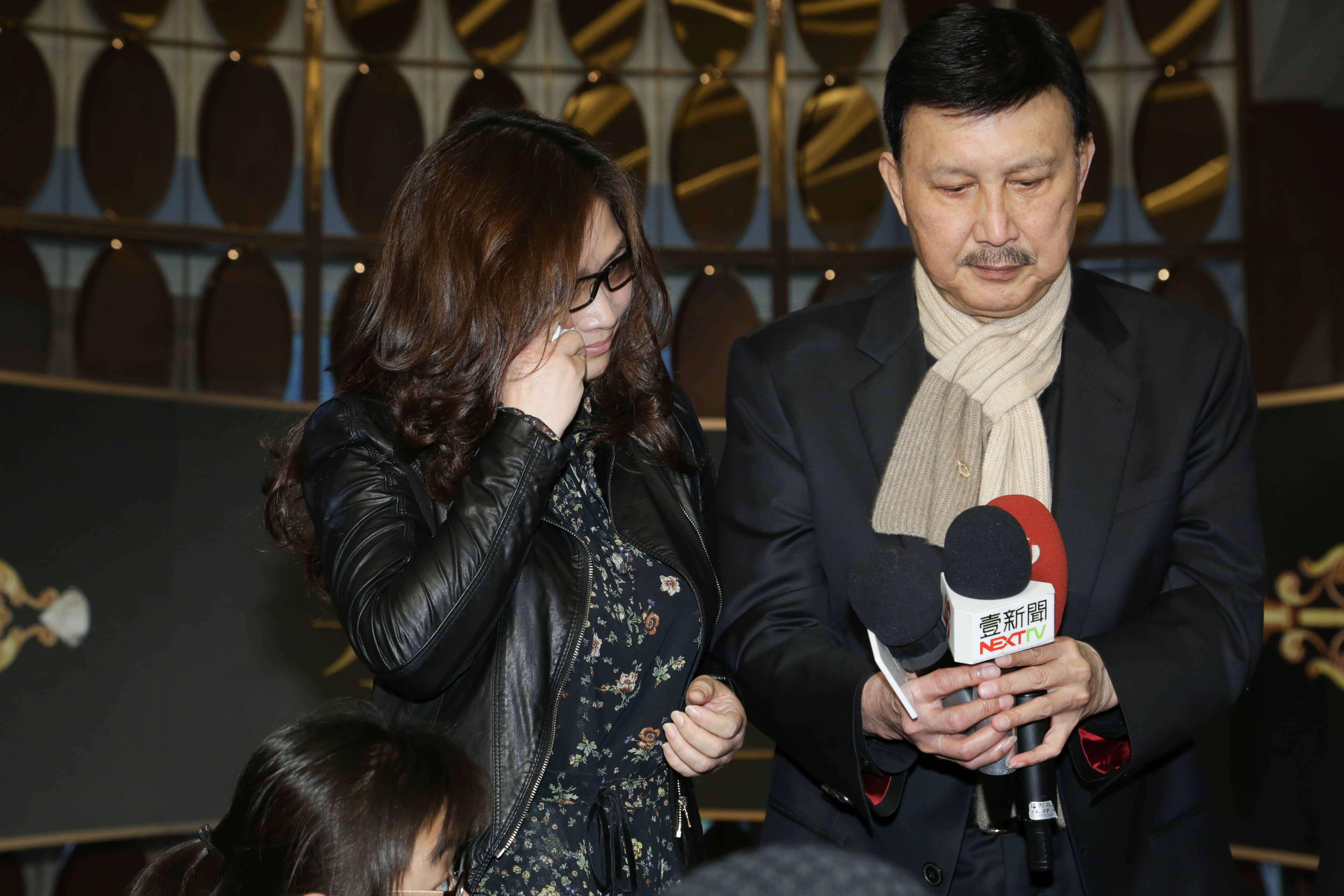 葉瑞美（左）憶及豬哥亮忍不住悲傷落淚。