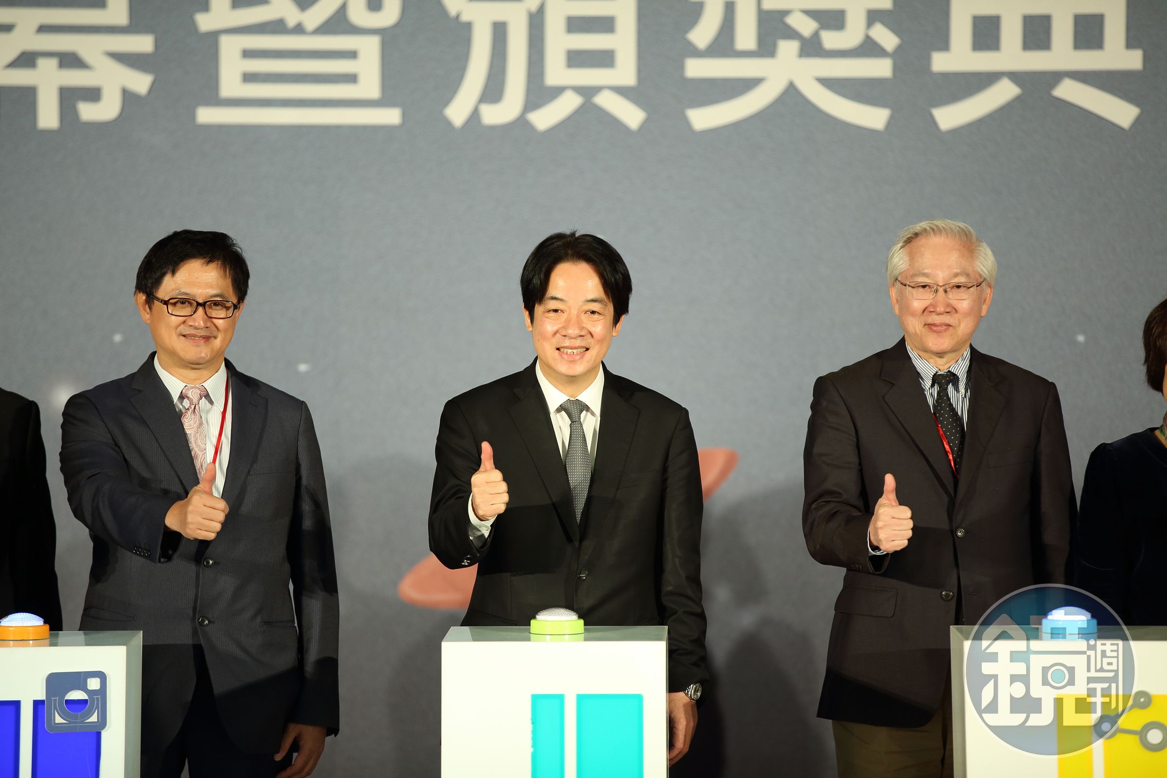 行政院長賴清德（中）在TCA理事長童子賢（左1）陪同下，參觀資訊月會場。