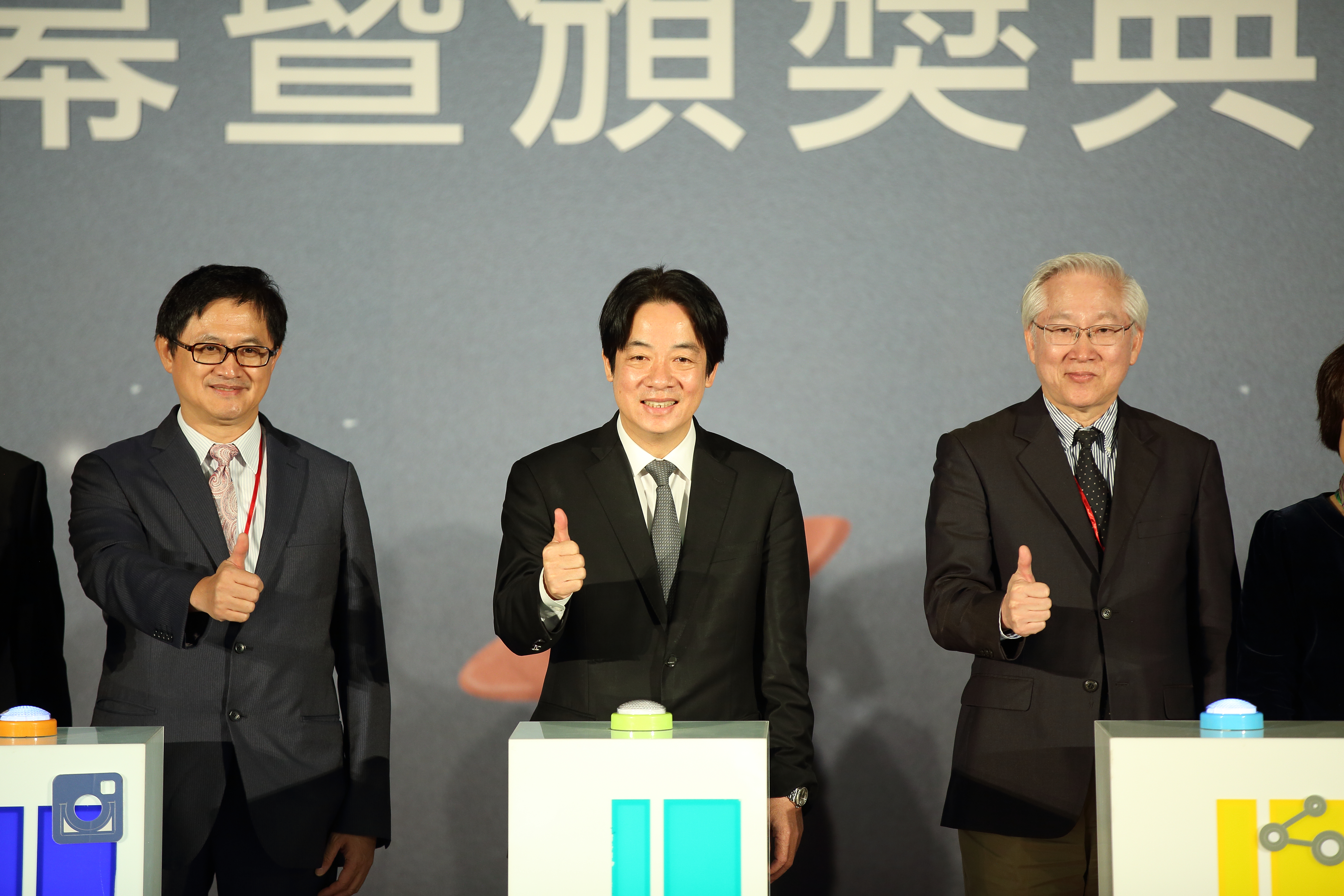 行政院長賴清德（中）在TCA理事長童子賢（左1）陪同下，參觀資訊月會場。