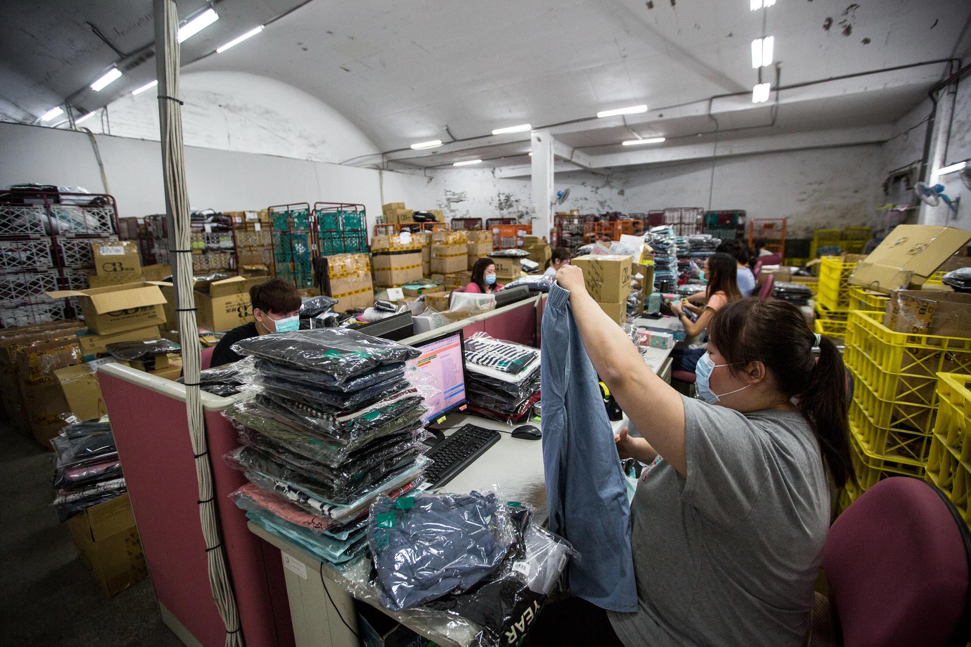 退貨部門員工會逐一檢查品項,確認商品未開封才重新入庫,已使用商品則須報廢處理。