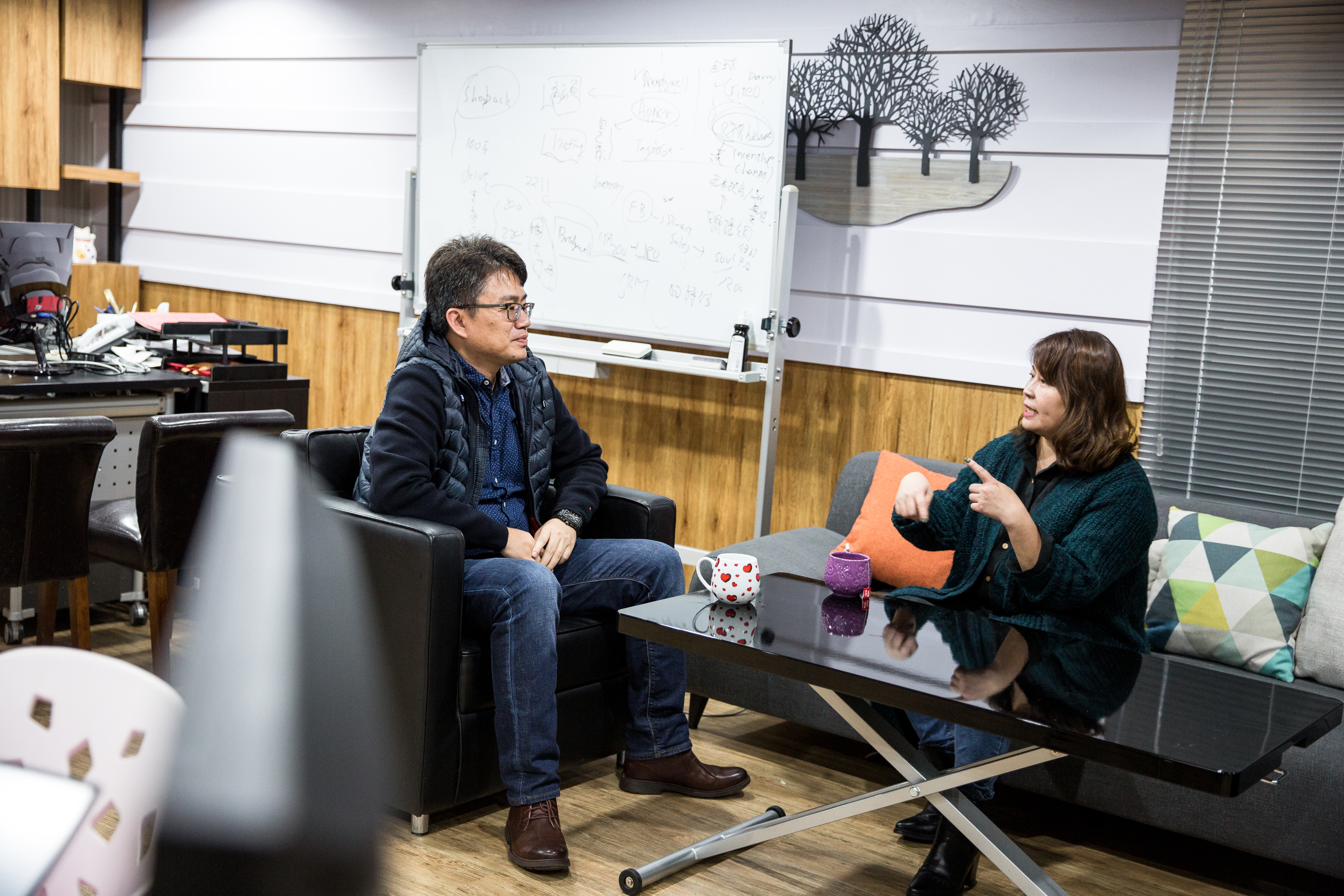 王蘭芳（右）與秦永澤（左）把所有心力都投注在公事上，希望能帶領員工邁向更高峰。