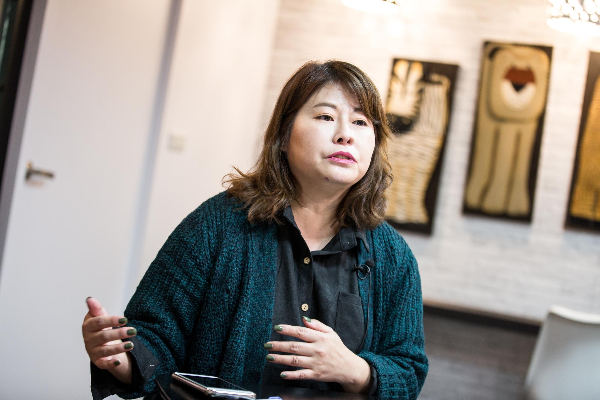 王蘭芳是標準工作狂，每天7點送女兒上學後就到公司上班。