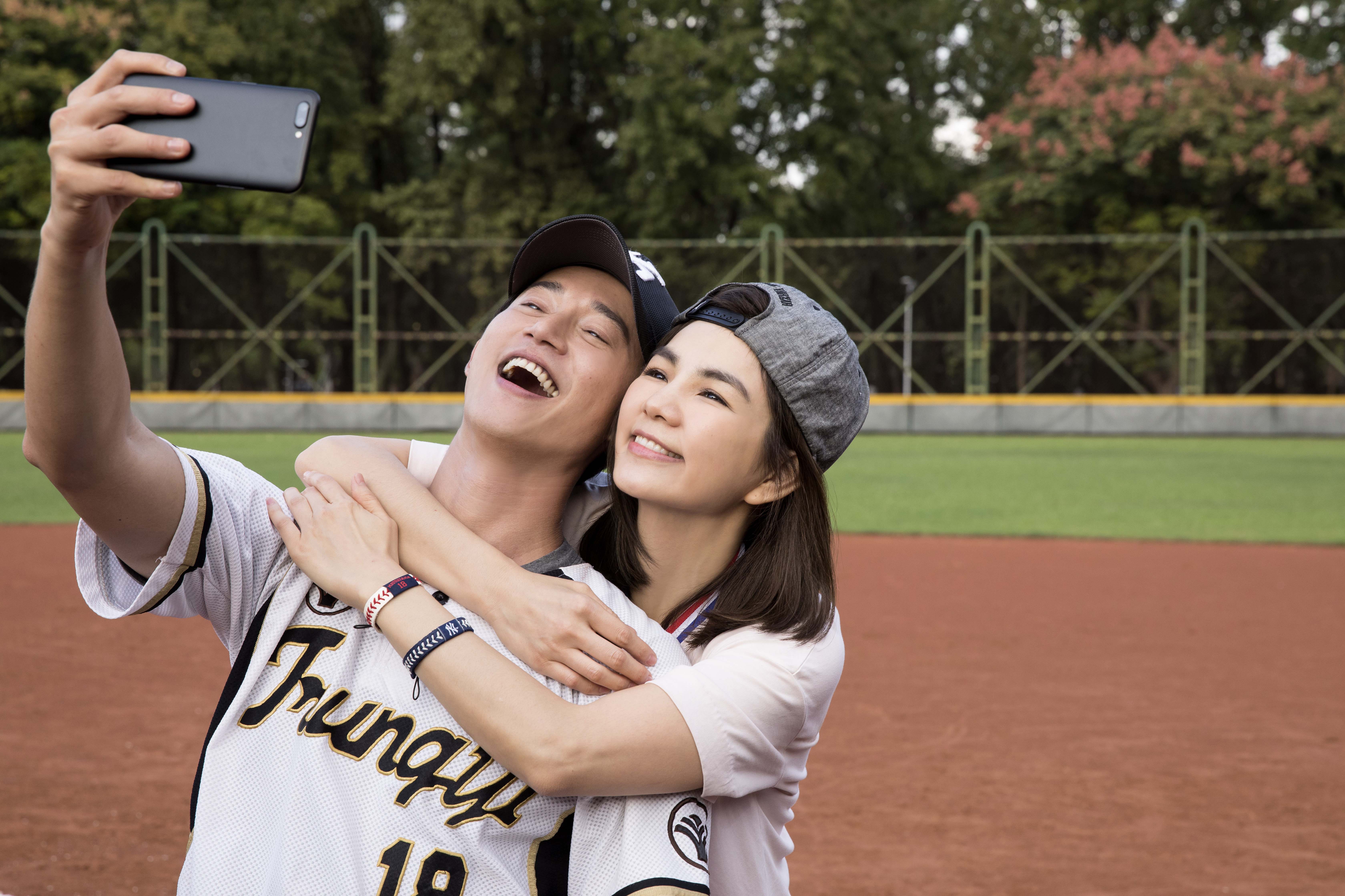 ELLA和吳慷仁為五月天跨刀演出〈終於結束的起點〉，詮釋學生時期相愛的戀人在分手多年後重逢，發現最愛還是對方。（相信音樂提供）