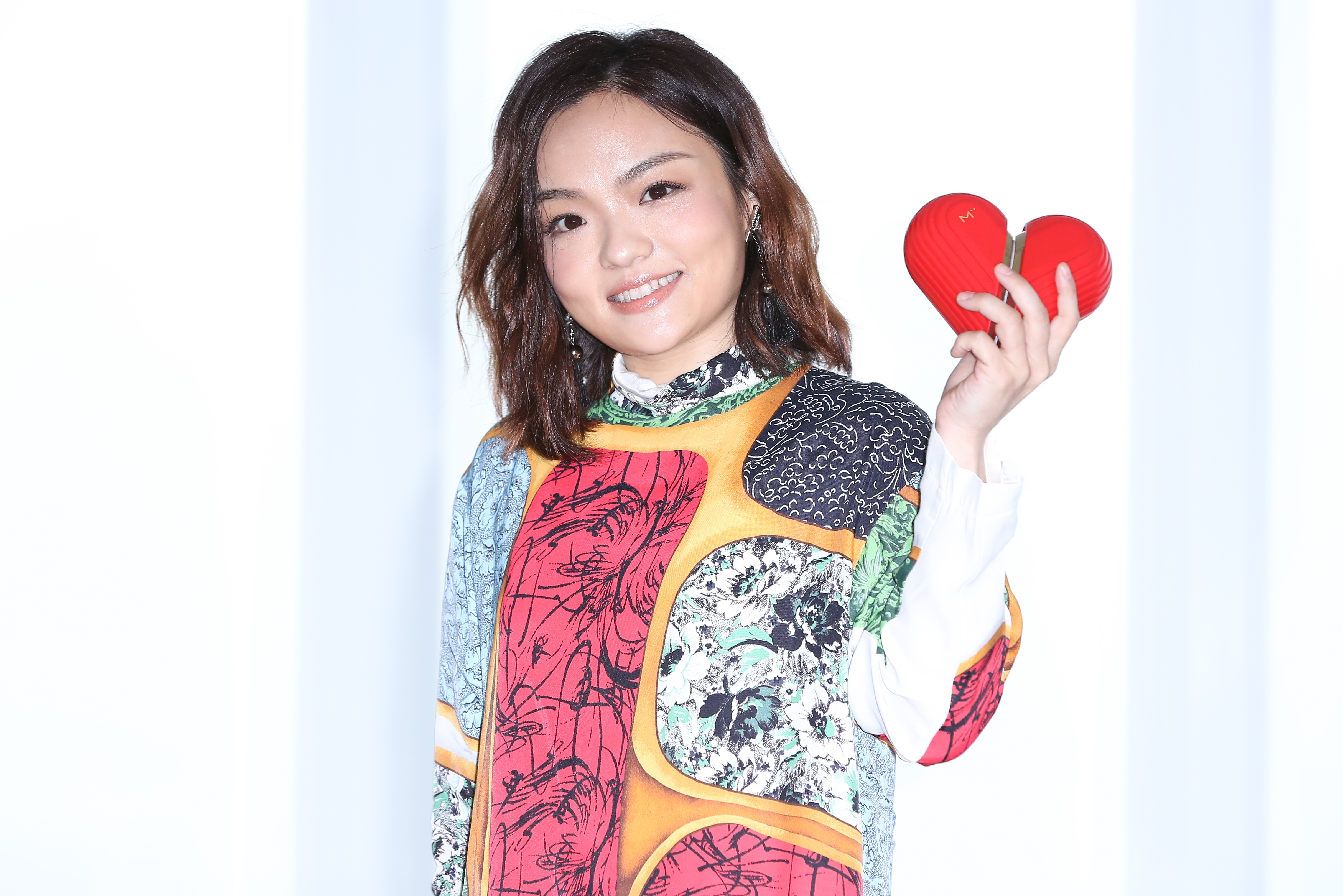 徐佳瑩隔了3年將再發片,唱片公司送上心型喇叭祝賀。