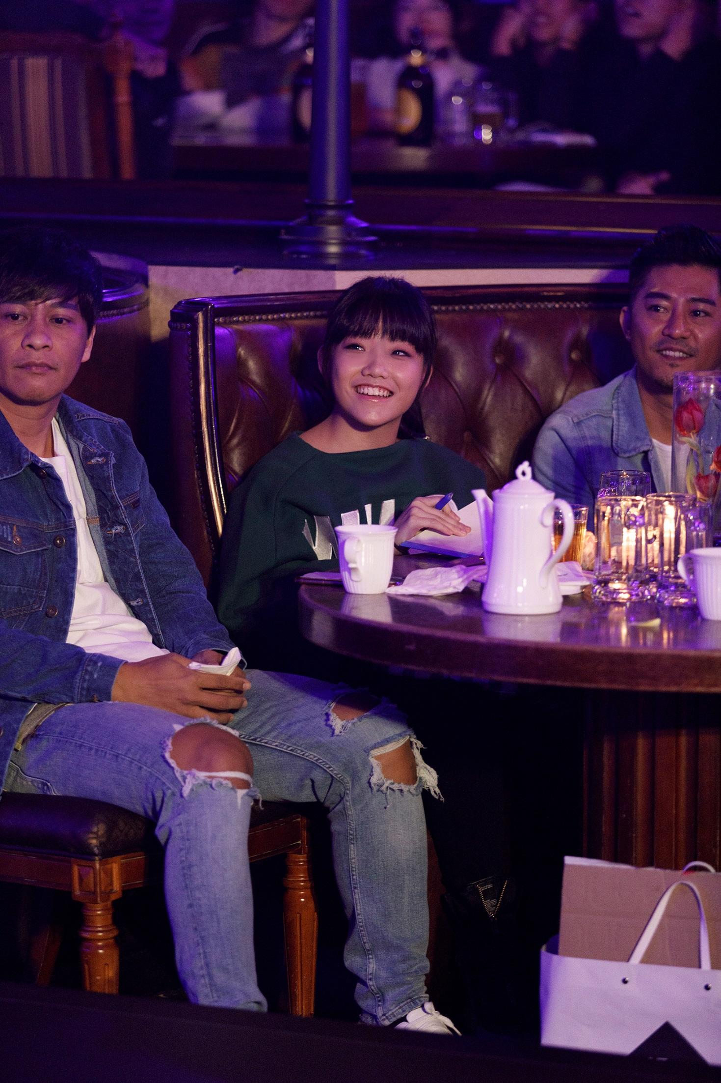 張惠妹的外甥女安那坐在台下聽新歌,還不時把握時間寫功課非常可愛。(EMI提供)