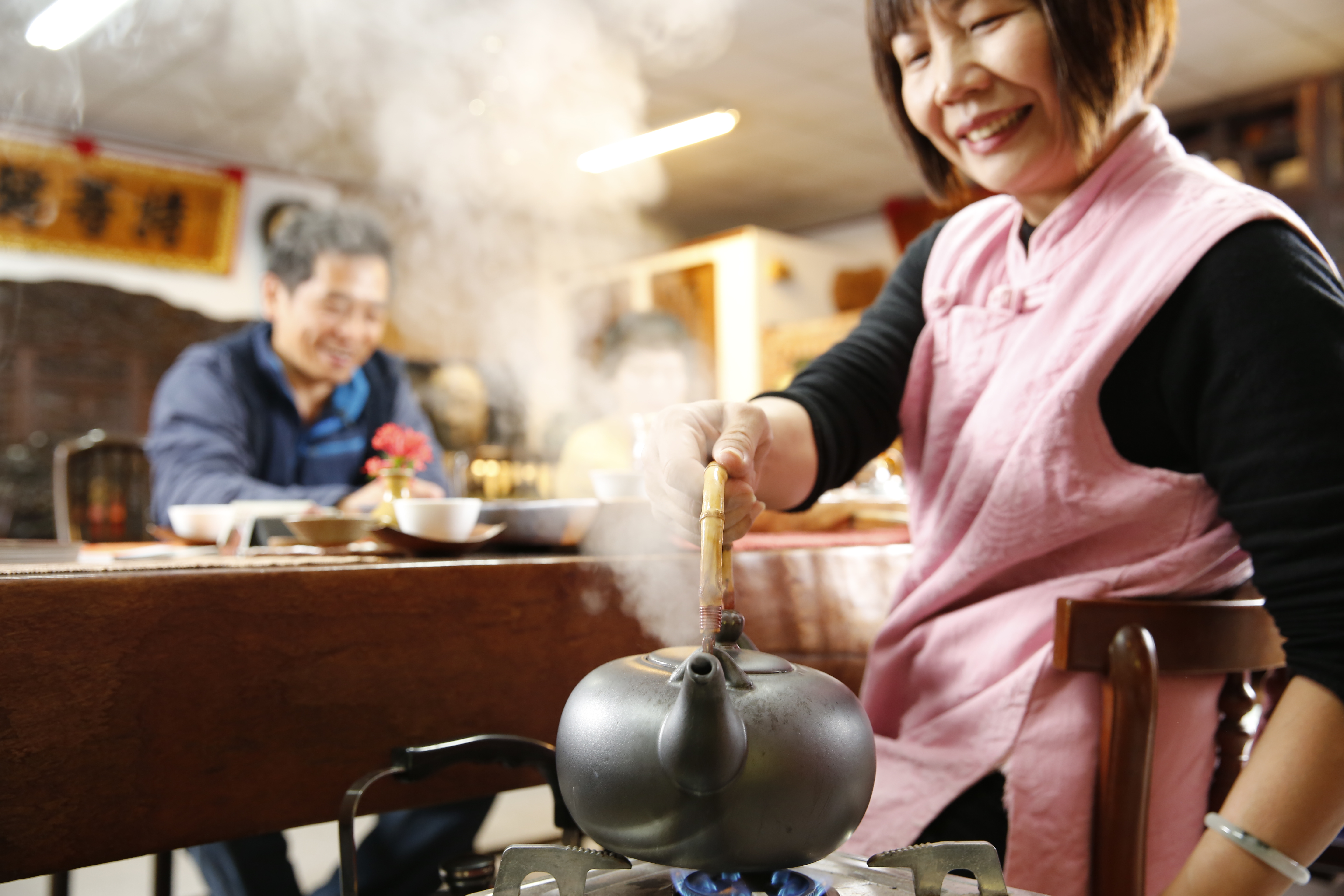 李易乘笑說「博雅齋」老闆娘吳秋伶有「紅烏龍皇后」的稱號。