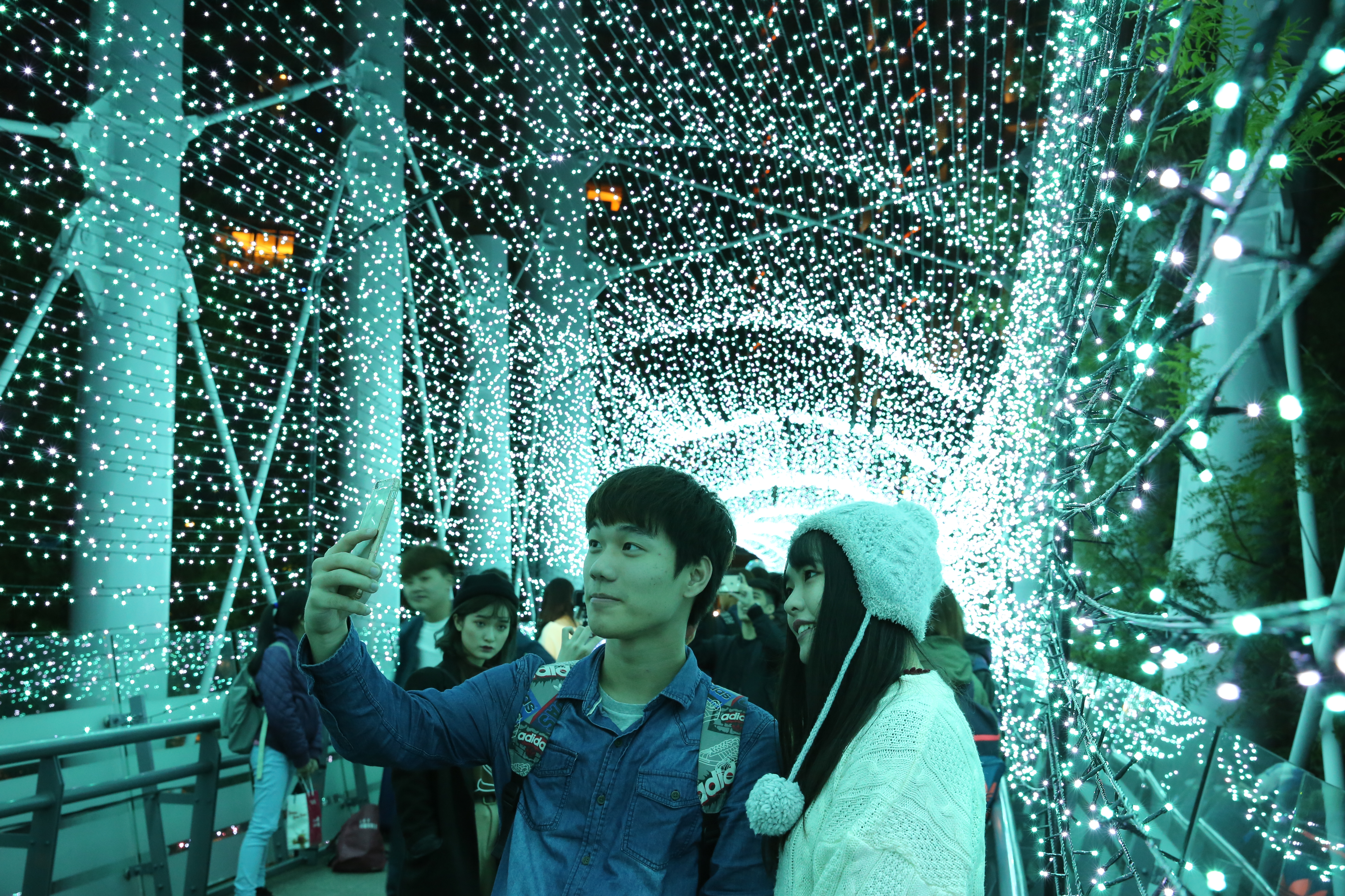 如璀璨星空的「藍色時光隧道」，絕美浪漫。