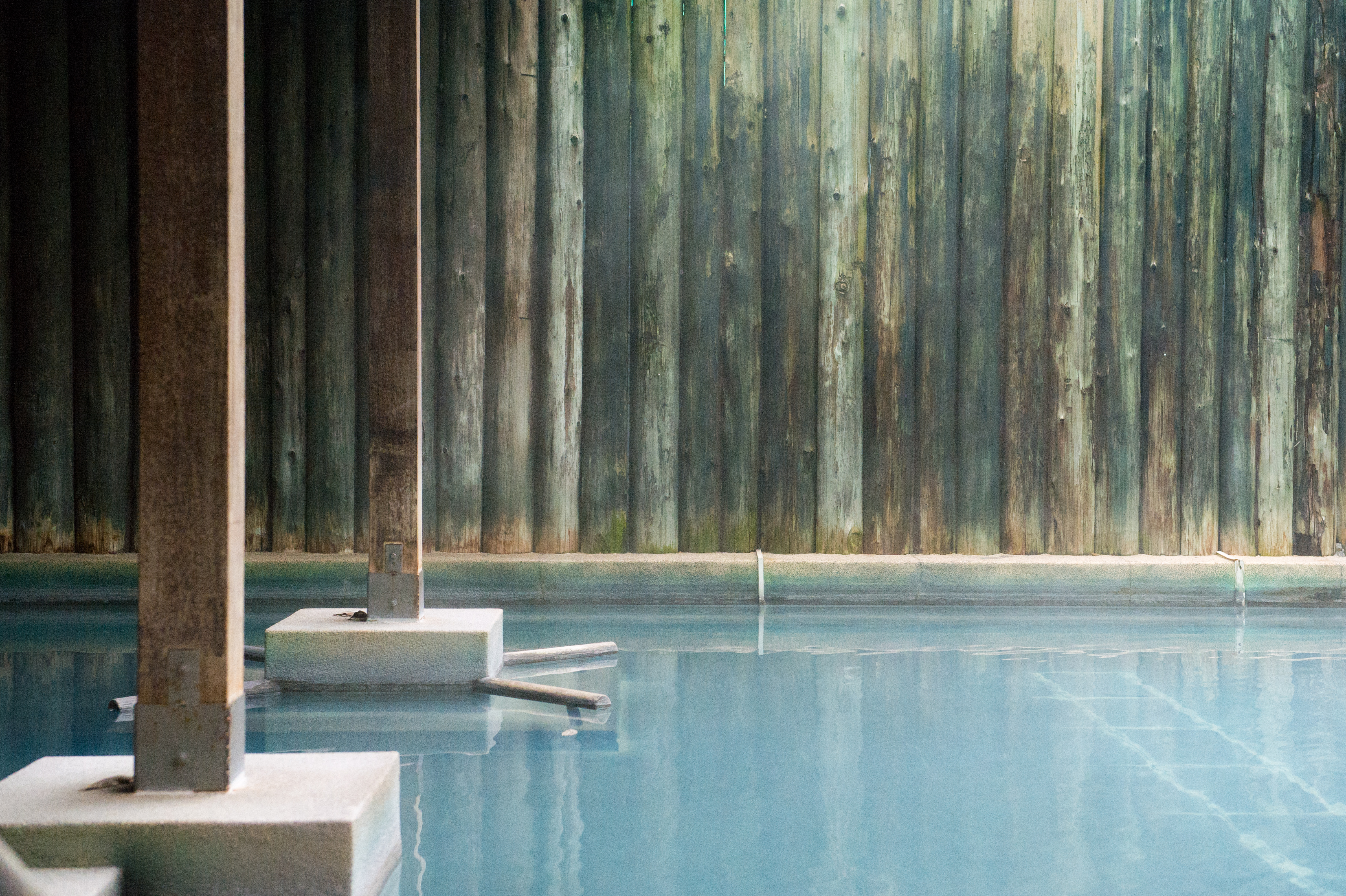 「鳩之澤」經氧化及沉澱後呈現淡藍水色，猶如溫泉中的藍寶石。