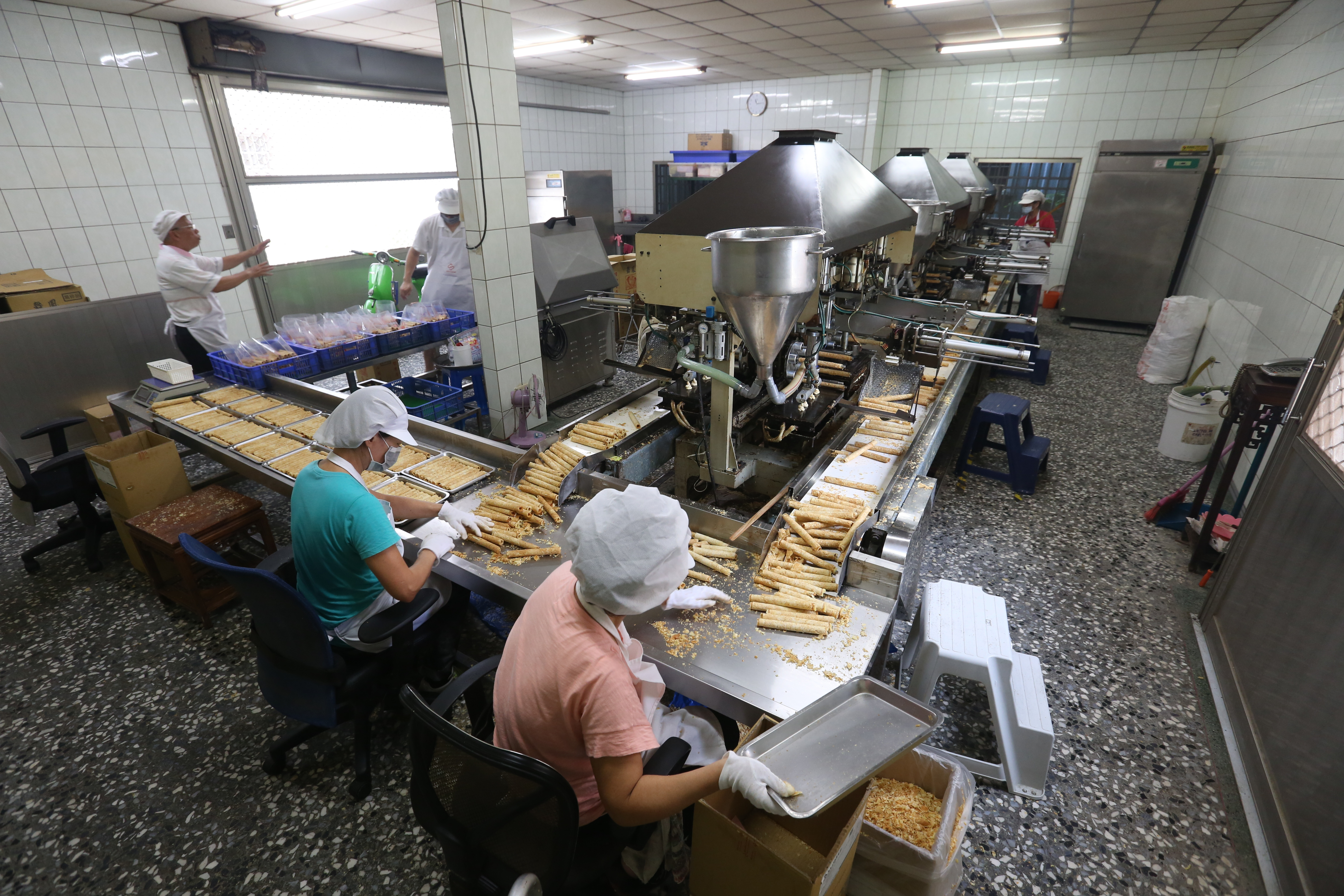 丹鳳蛋捲採機械化生產,品管、包裝才由人力監督。