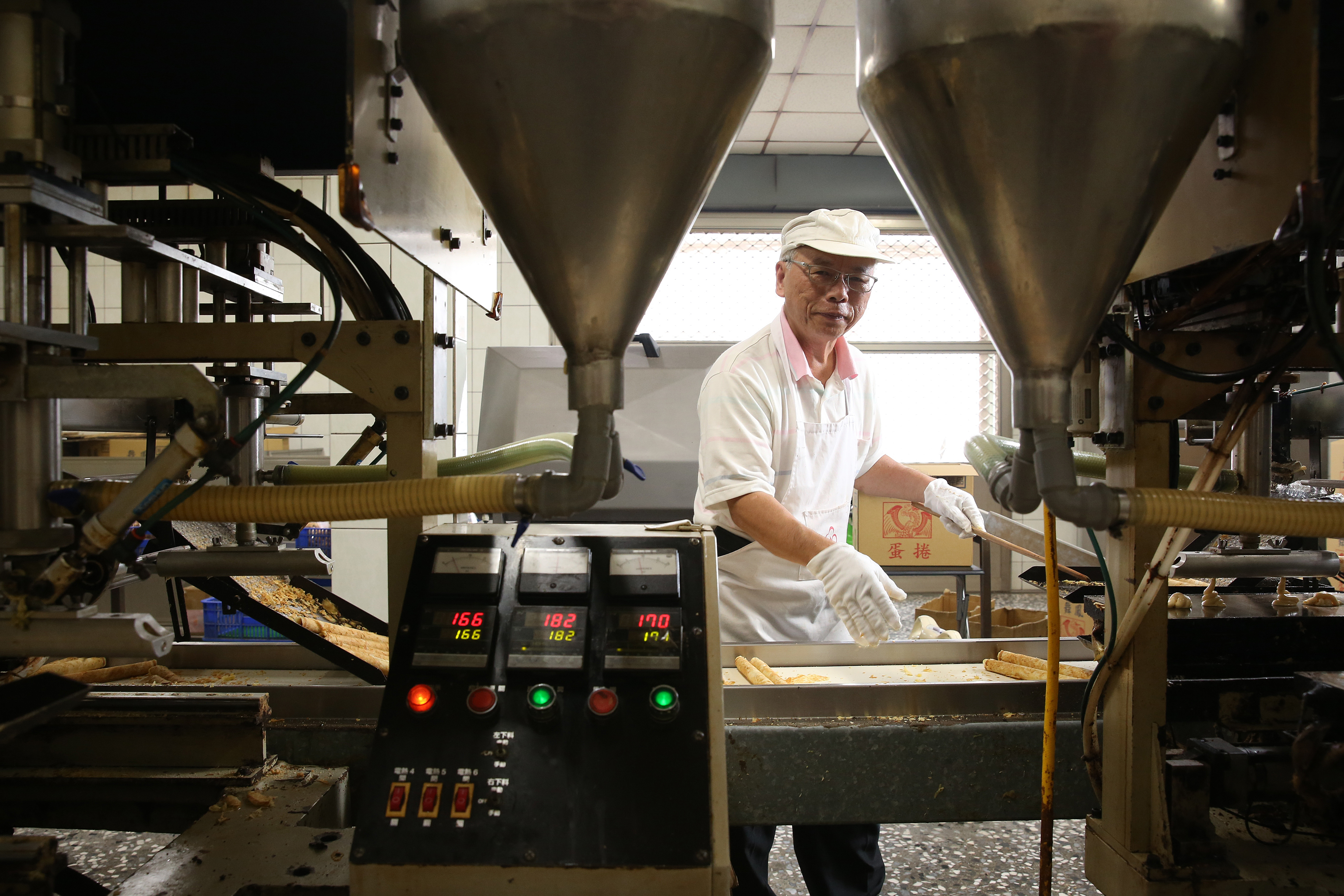 曾華誠是福義軒創辦人曾糧次子,他從小便在家裡幫忙。