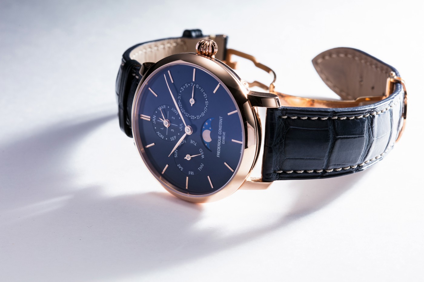 個人今年最常佩戴的手錶，是這款康斯登Slimline自製機芯萬年曆。它的外型很斯文，卻有強烈的存在感。K金外型，鋼款售價。有最潮的藍色面盤，以及貨真價實的自製機芯萬年曆功能。售價約NT$298,000。