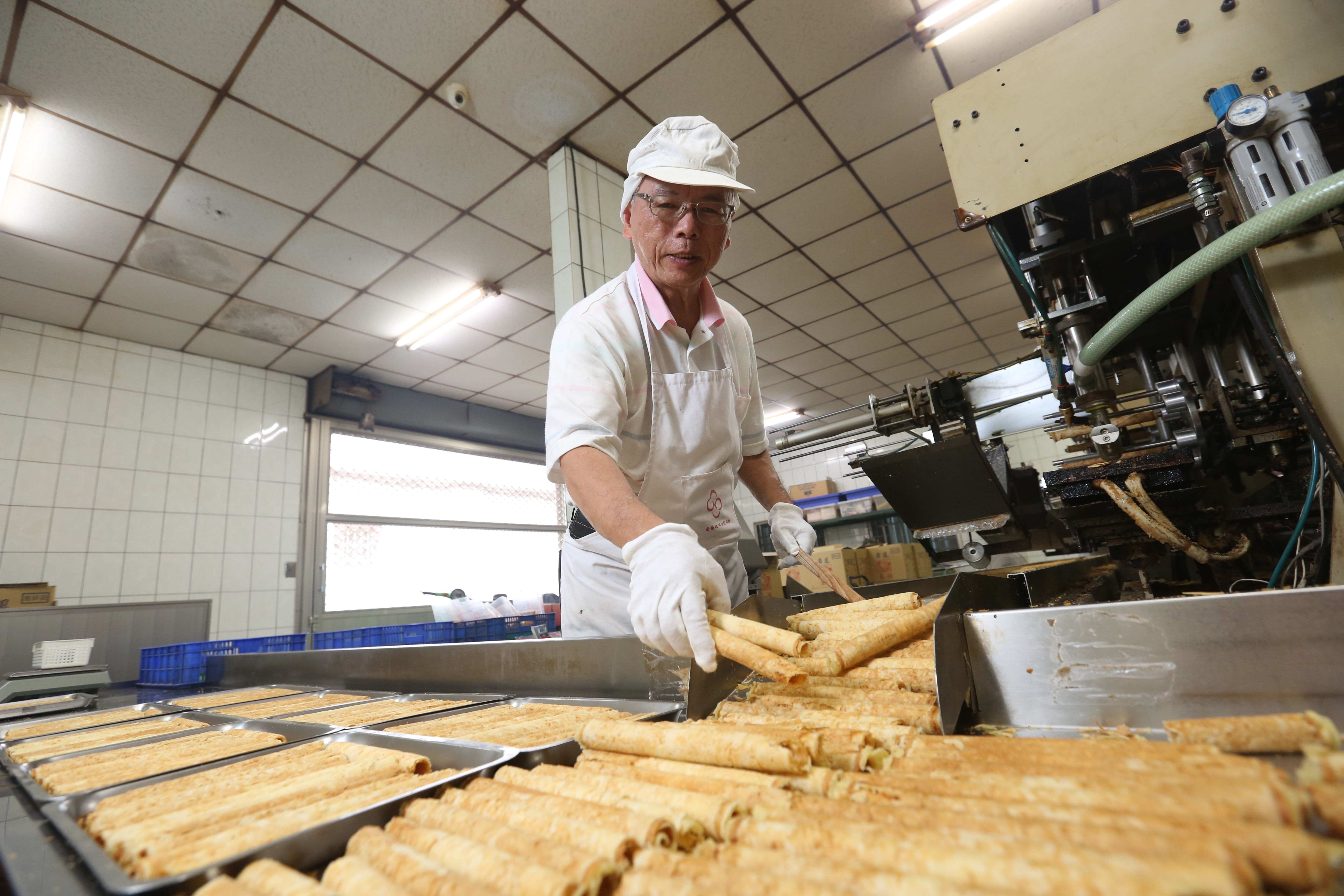 曾華誠從小在家幫忙調製蛋捲原料，退休後復出成立丹鳳蛋捲。