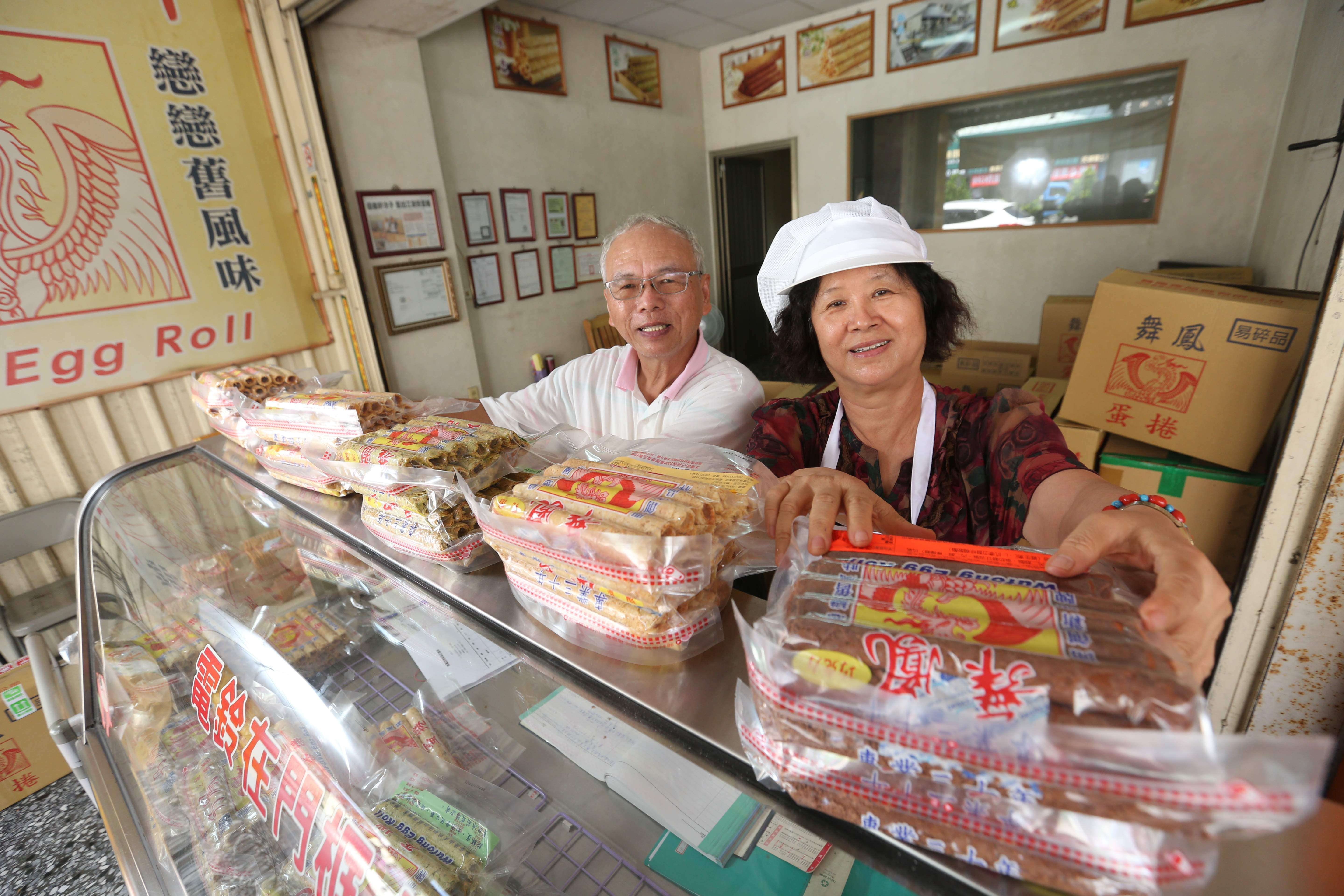 曾華誠（左）與太太吳月玲（右）在成立丹鳳前，一度北上創業，在新莊開設沙拉醬工廠。