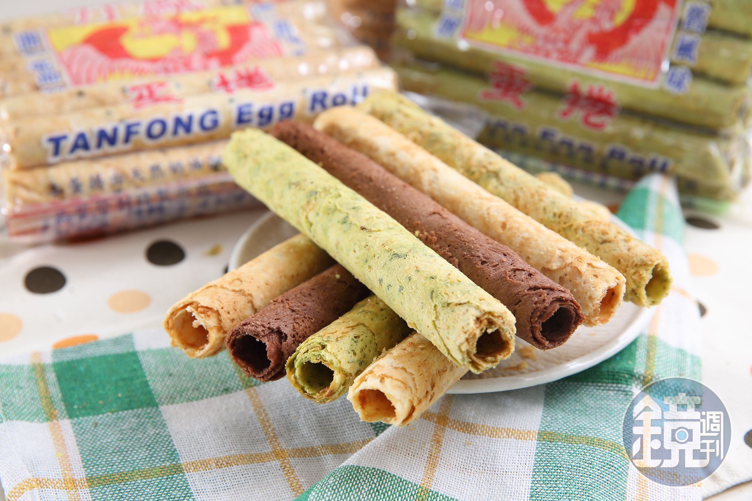曾在家族企業福義軒調配蛋捲原料的曾華誠，也負責丹鳳原料配方，並推出抹茶、巧克力等特殊風味蛋捲。