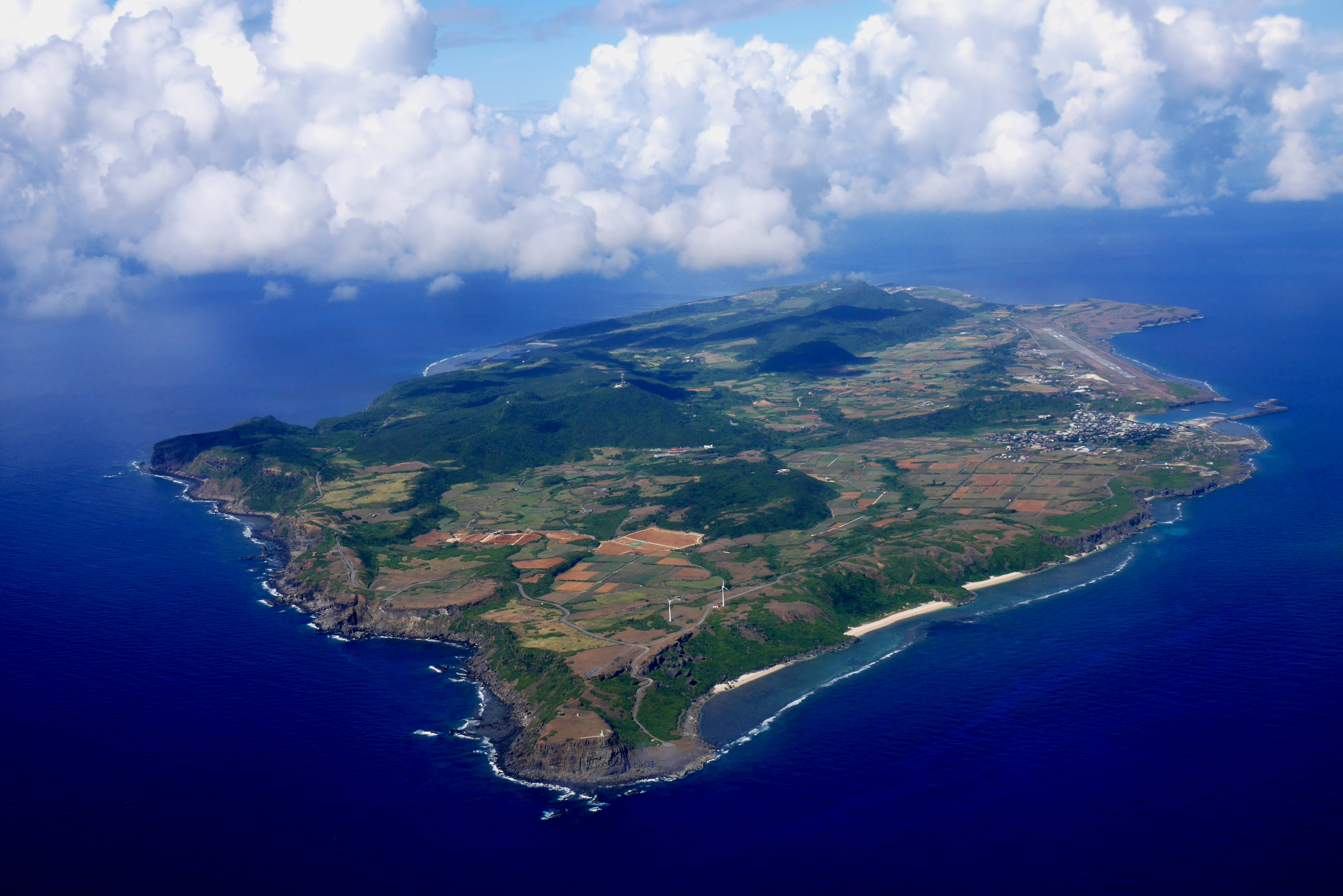 黃信堯導演的《雲之国》以與那國島（Yonaguni）為主角，這是日本國土最西端的島嶼，緊鄰著台灣。某一天，與那國島居民決定要獨立，然後跟台灣建交。（三隻小白兔的影像世界提供）