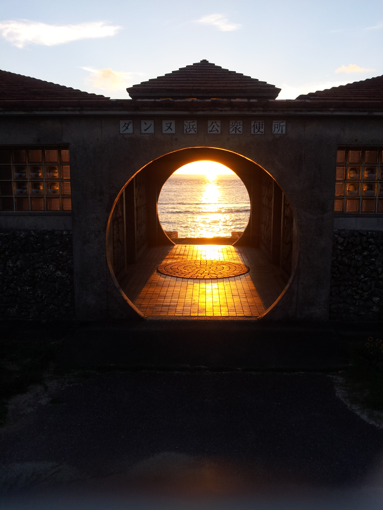 因為有台灣這座大島，在與那国島是看不到夕陽沈入海中的。（三隻小白兔的影像世界提供）