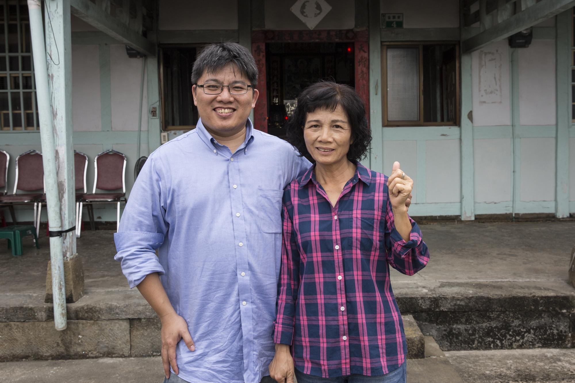 邱顯智(左)跟媽媽(右)的感情非常好,不管是開庭、出書、選立委,媽媽都曾經站上前線力挺。