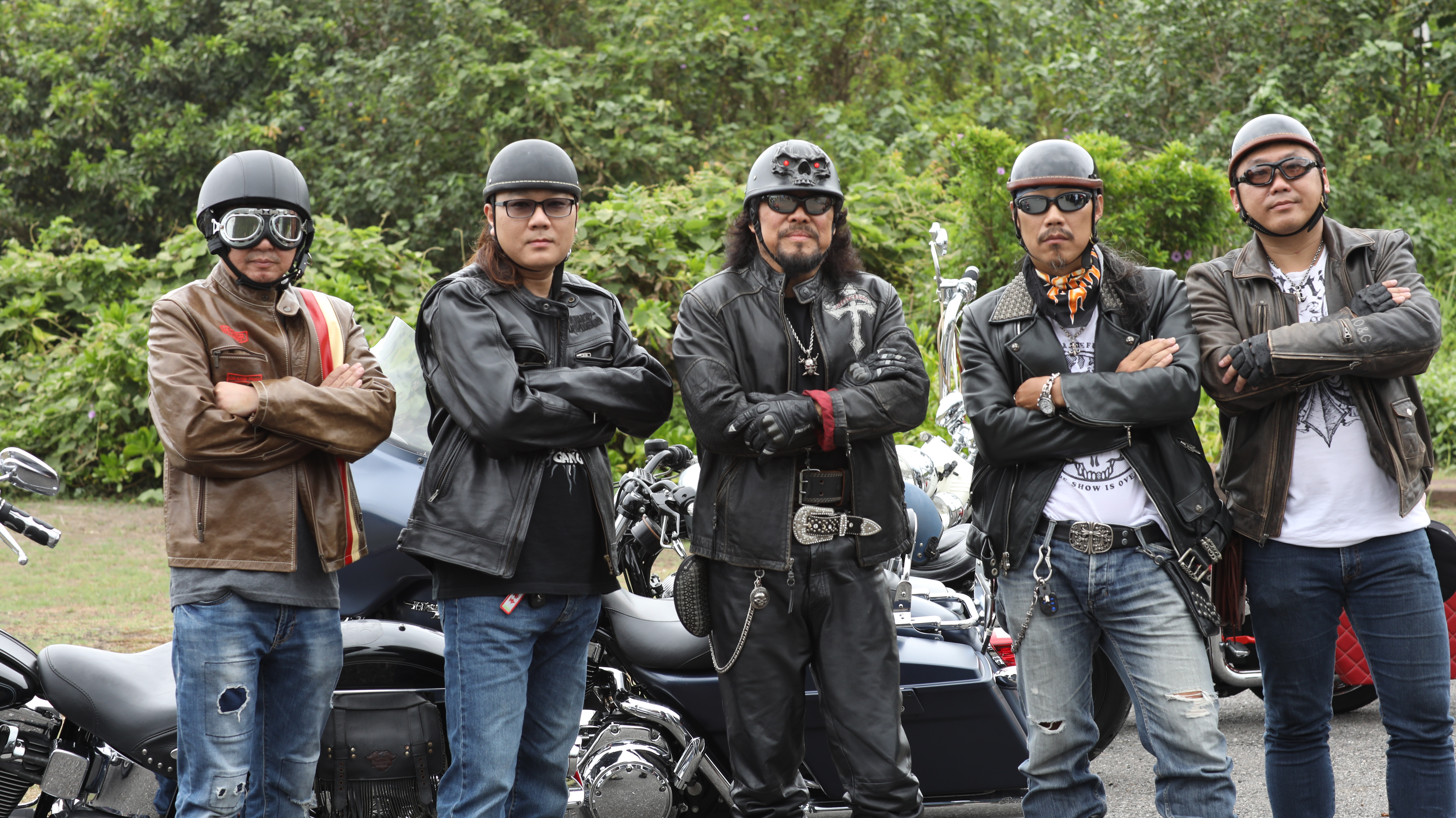 為了營造新節目氣勢，張菲特地情商重機好友一起拍預告片。（華視提供）