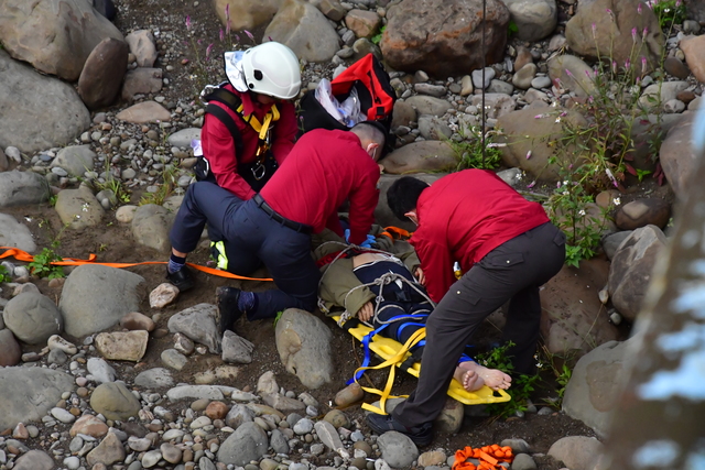 消防人員下橋救護時，老翁已經沒有生命跡象。（消防局提供）