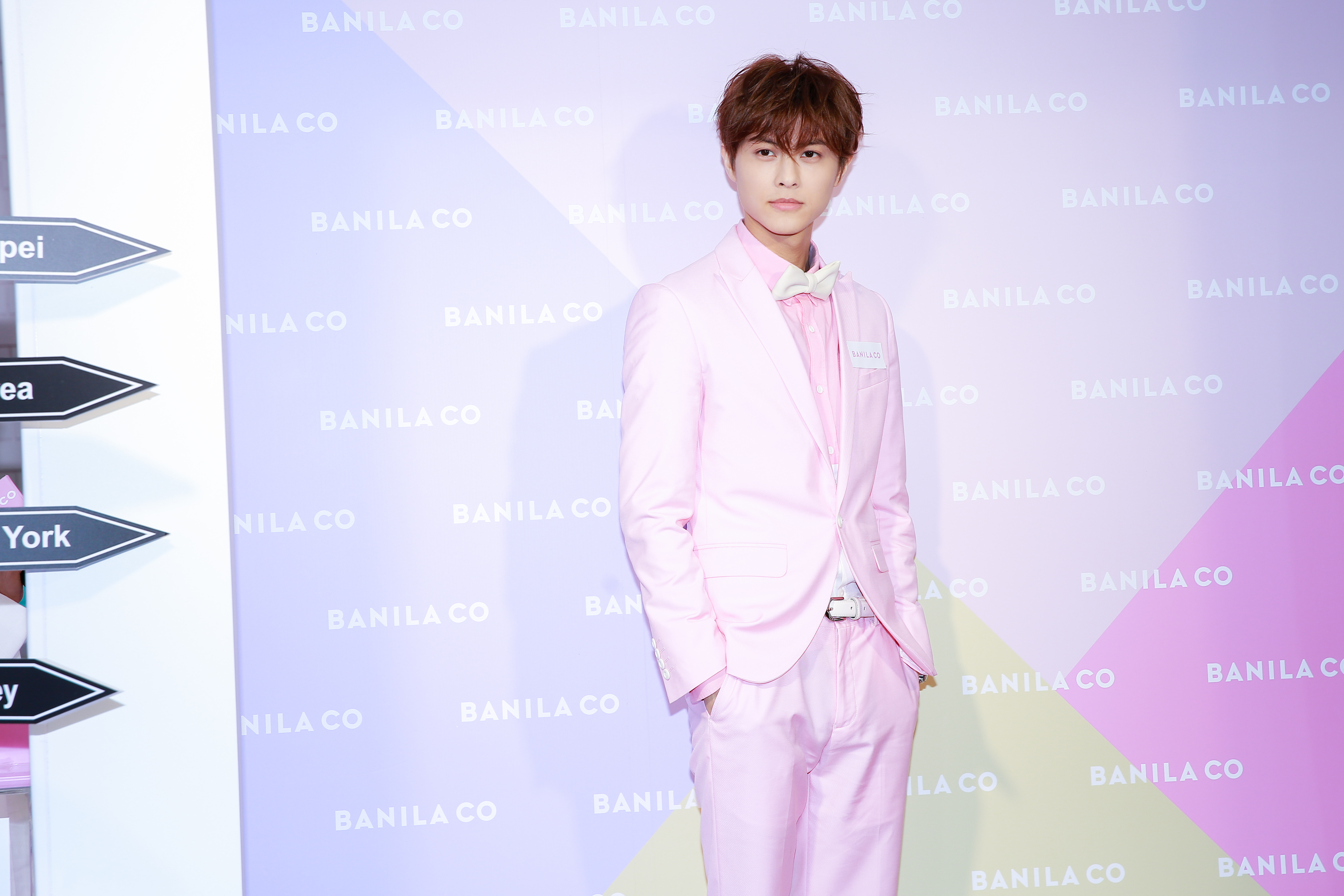 王子邱勝翊一身粉嫩擔任韓國美妝品牌一日店長。