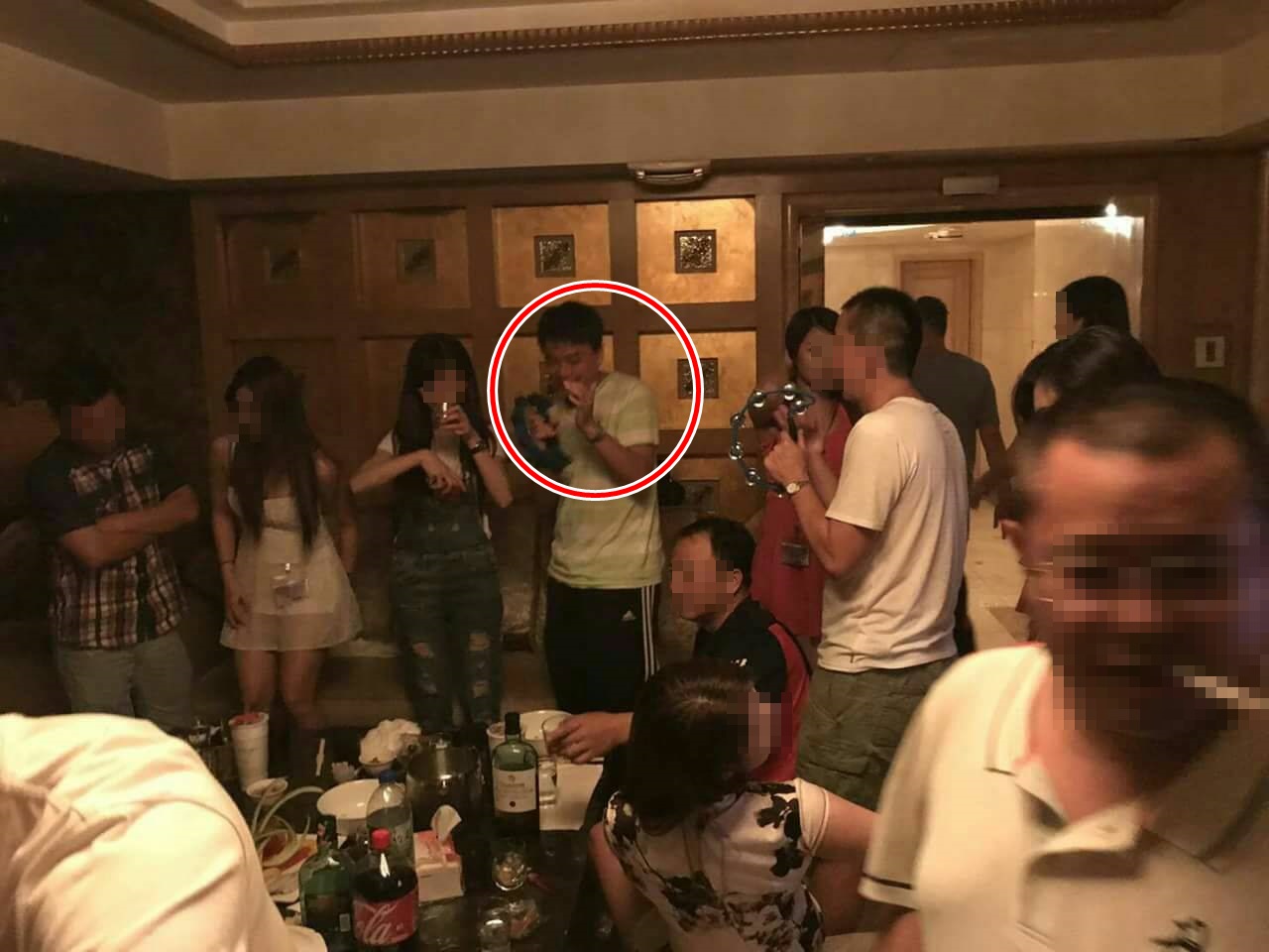 陳建仲（紅圈者）遭爆接受業者招待上酒店。（翻攝畫面）