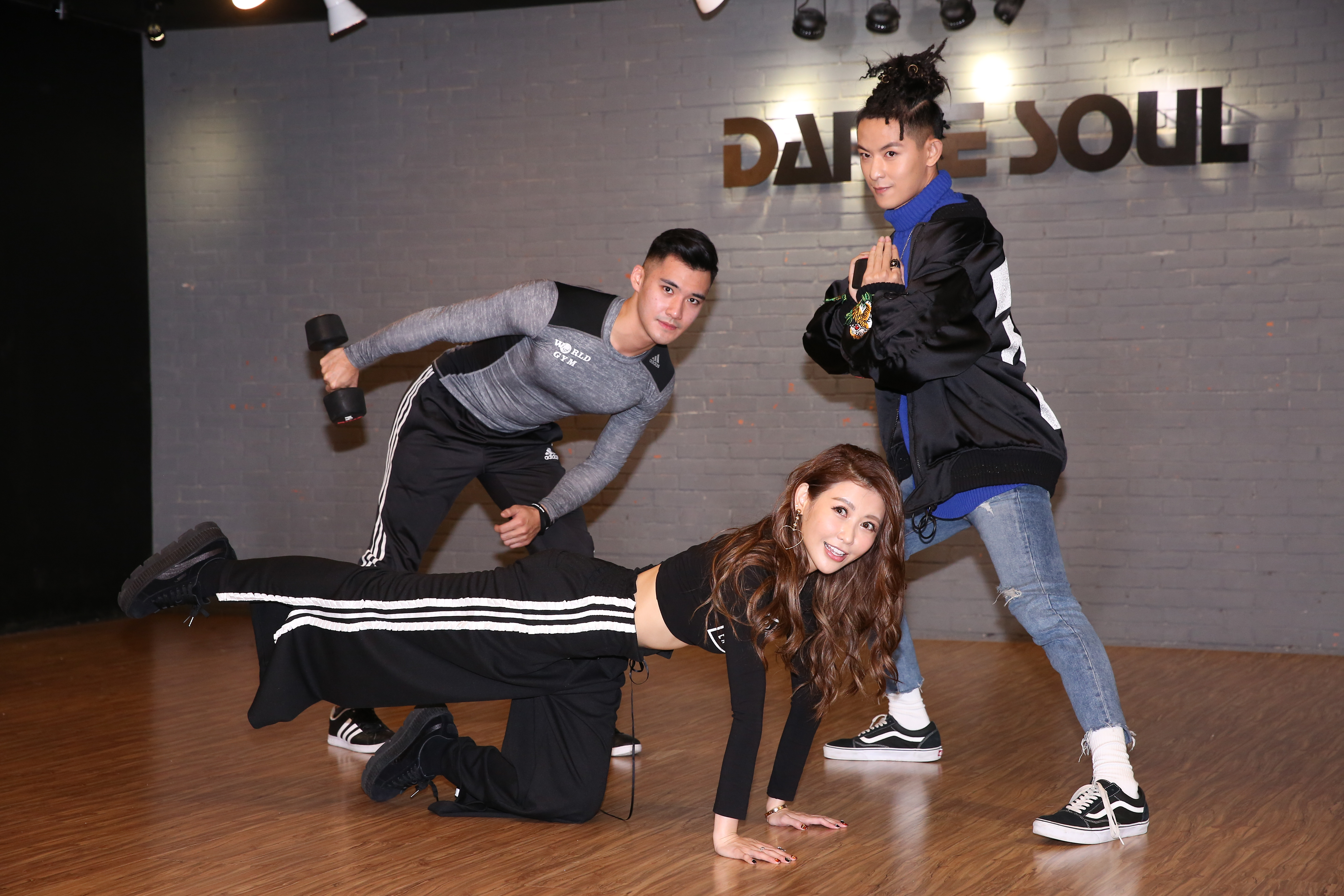 健身教練現場指導，愷樂（中）及敖犬（右）當場展現軟Q筋骨。