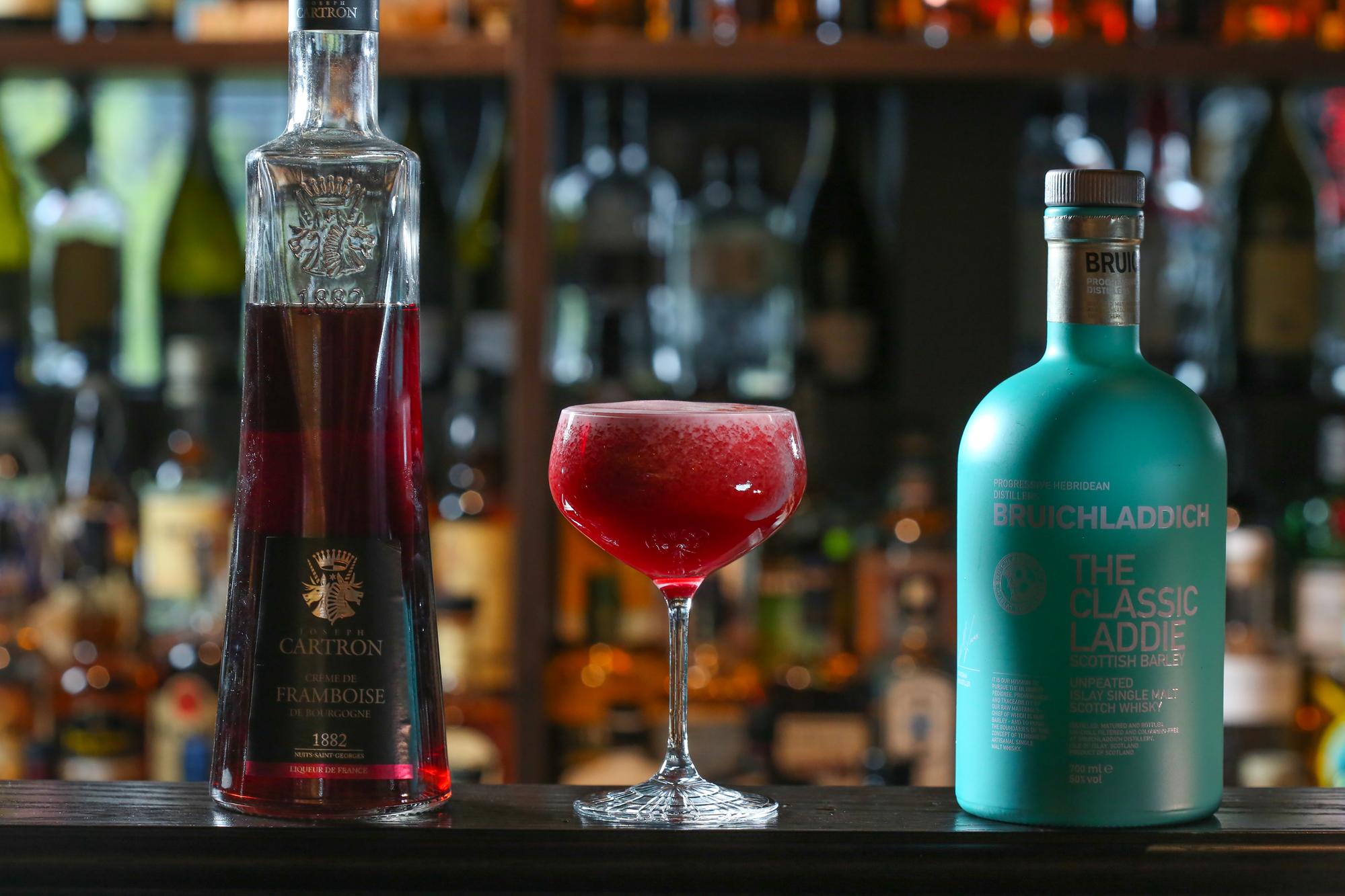 「Bruichladdich The Classic Laddie」與覆盆子果泥、蛋白Shake後，莓果酸香明顯，還有綿密泡沫感。（400元／杯）