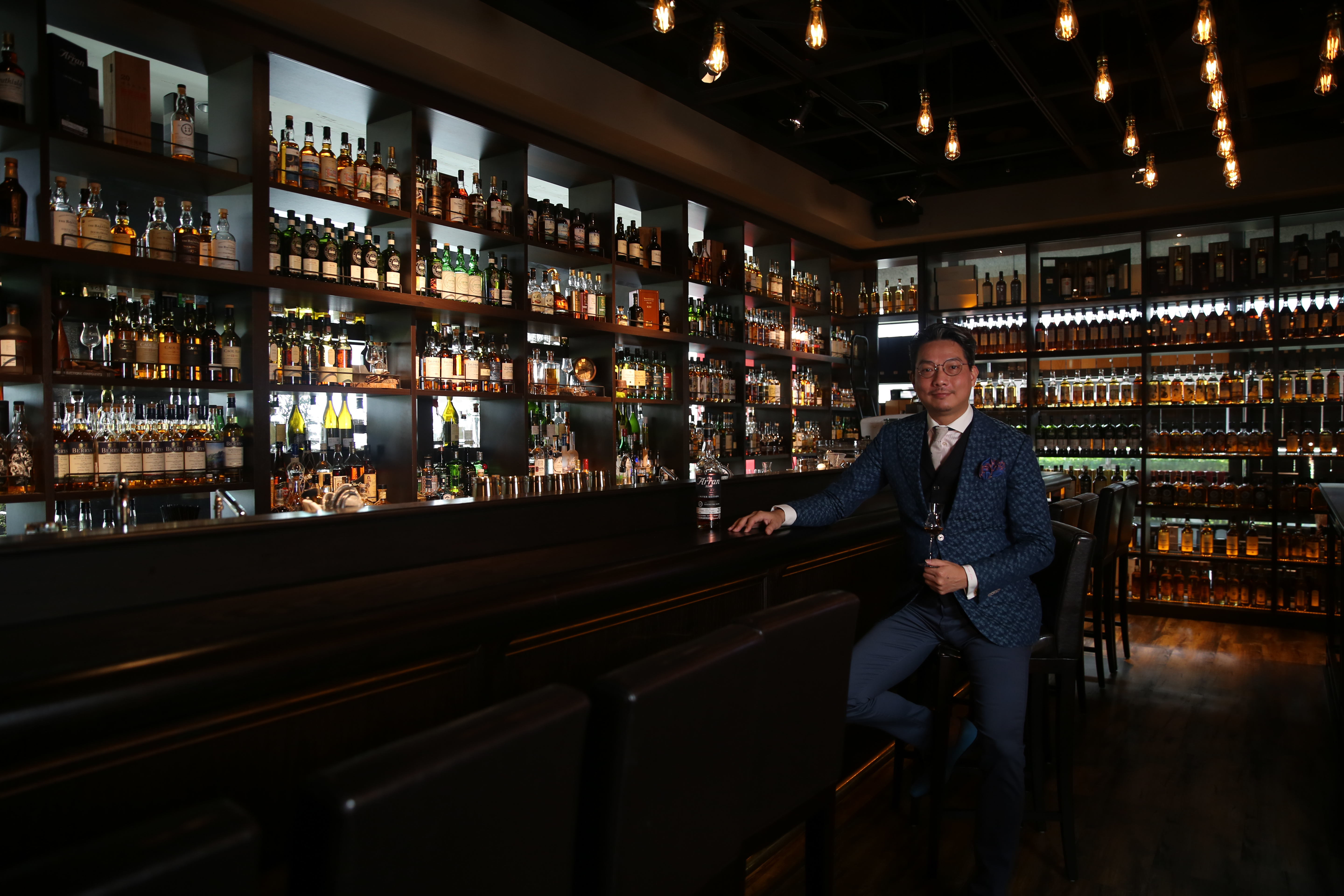 林一峰從世界各地蒐集超過2,000支威士忌，陳列在3面牆上頗壯觀。