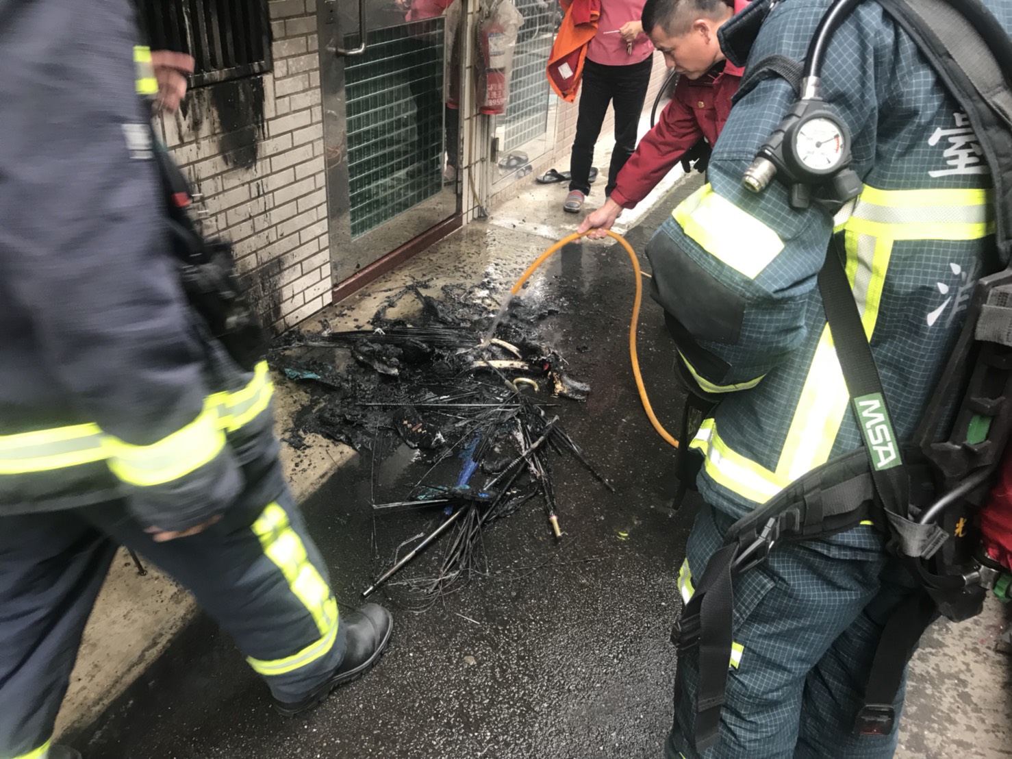 燒毀的衣架讓警消直覺判斷為縱火案件。（警方提供）